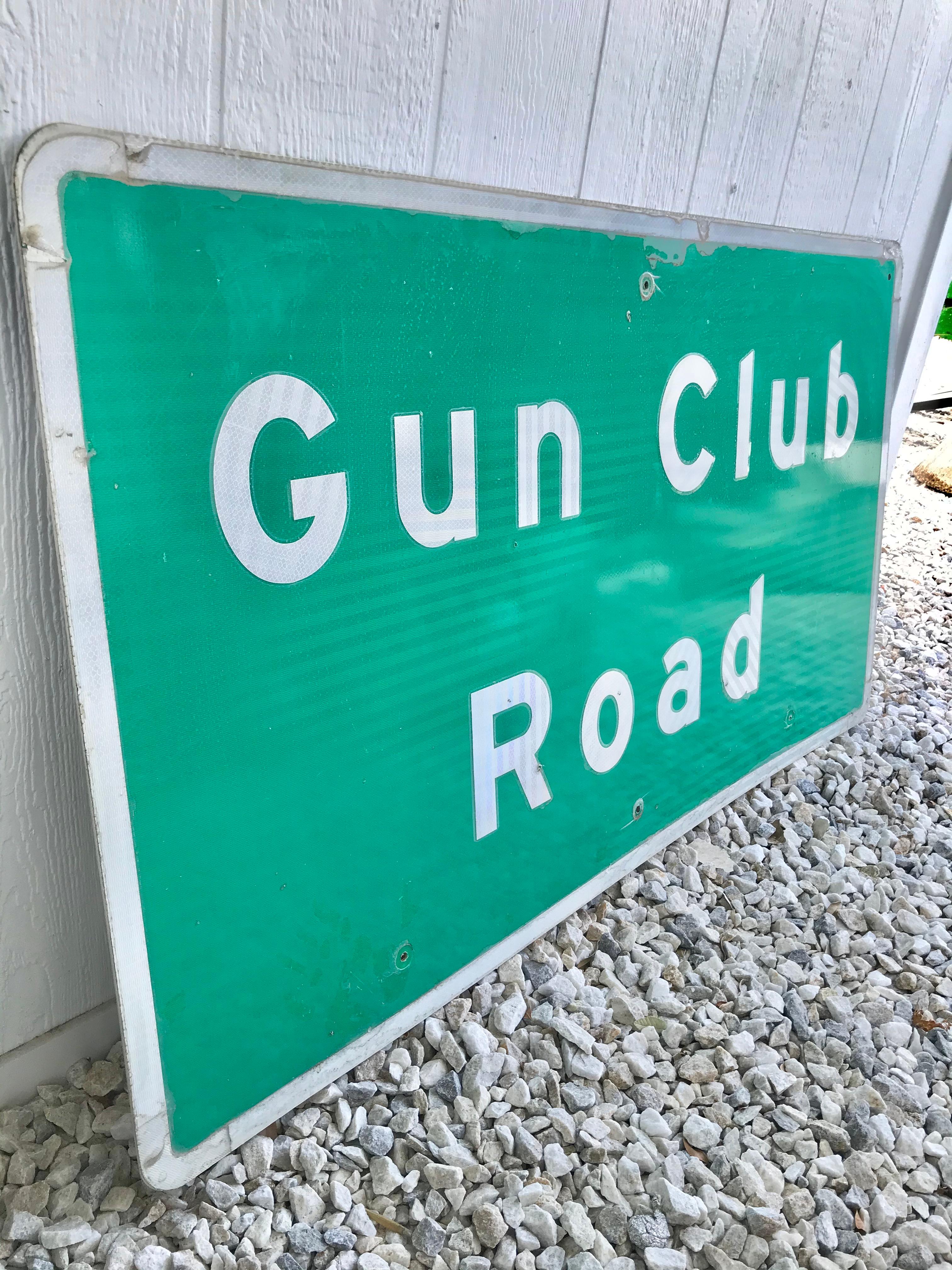 Große Vintage California Gun Club Road Sign (Ende des 20. Jahrhunderts) im Angebot