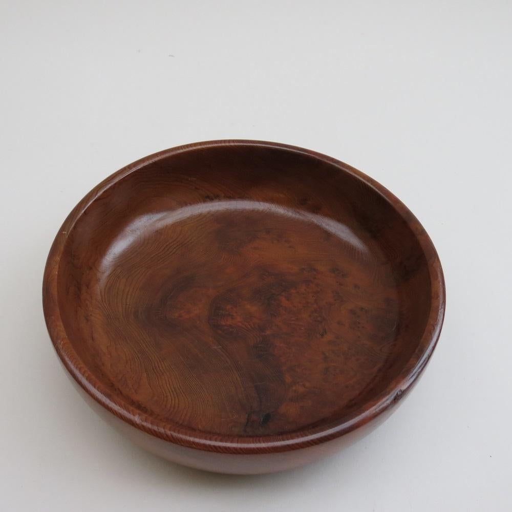 Gran cuenco de madera, de los años 70, torneado a mano en madera maciza de secoya californiana. En buen estado, ha sido repintado. 
La etiqueta de la parte inferior dice 