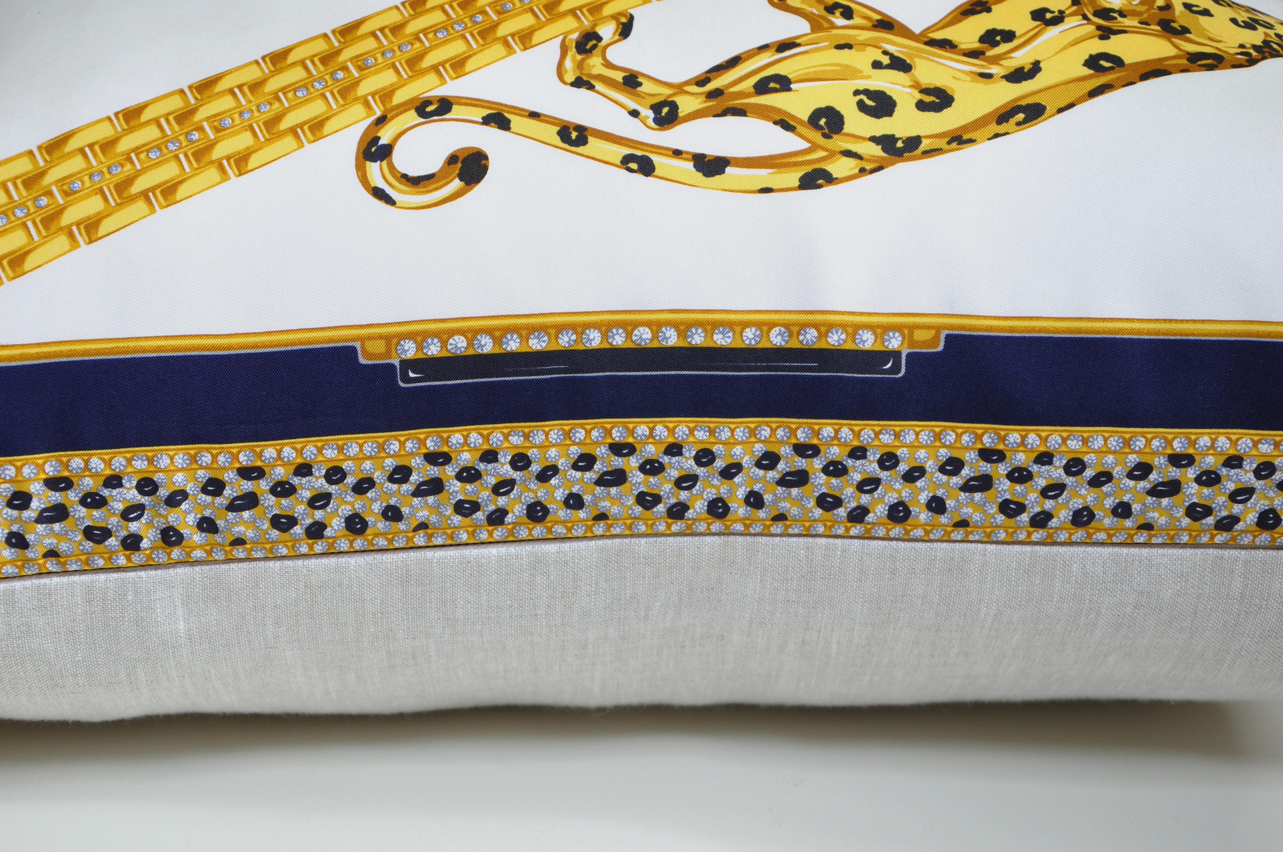 Le Studio Katie Larmour est le premier fabricant d'oreillers en forme de foulard vintage. Gagnant en notoriété pour son idée et ses créations uniques en 2013 - présentées dans des journaux comme le Financial Times, et vendues pour la première fois