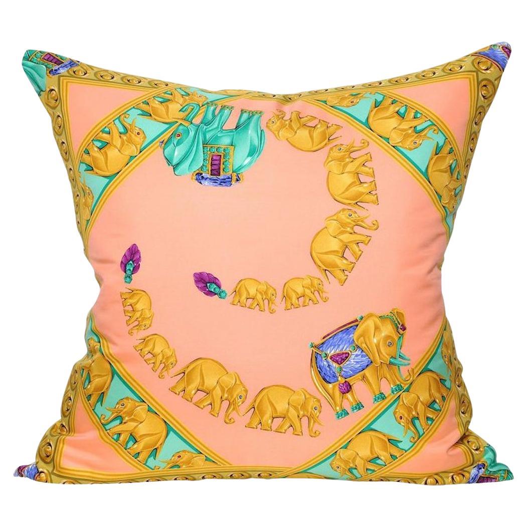 Grande écharpe Cartier Jewelry en soie éléphant avec coussin en lin irlandais en vente