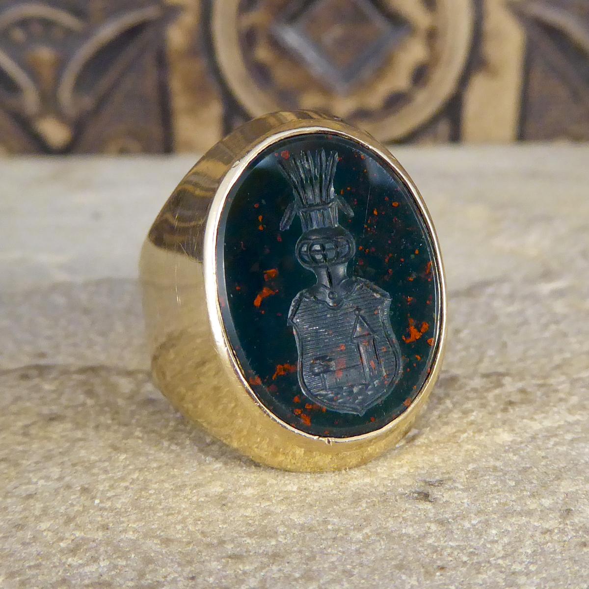 Suitable for both men and women, would look great on either gender. This Bloodstone signet ring has clear hallmarks on the inner band showing 18K, and the Bloodstone itself has a carved crest featuring on it. Created in 18ct Yellow Gold it would