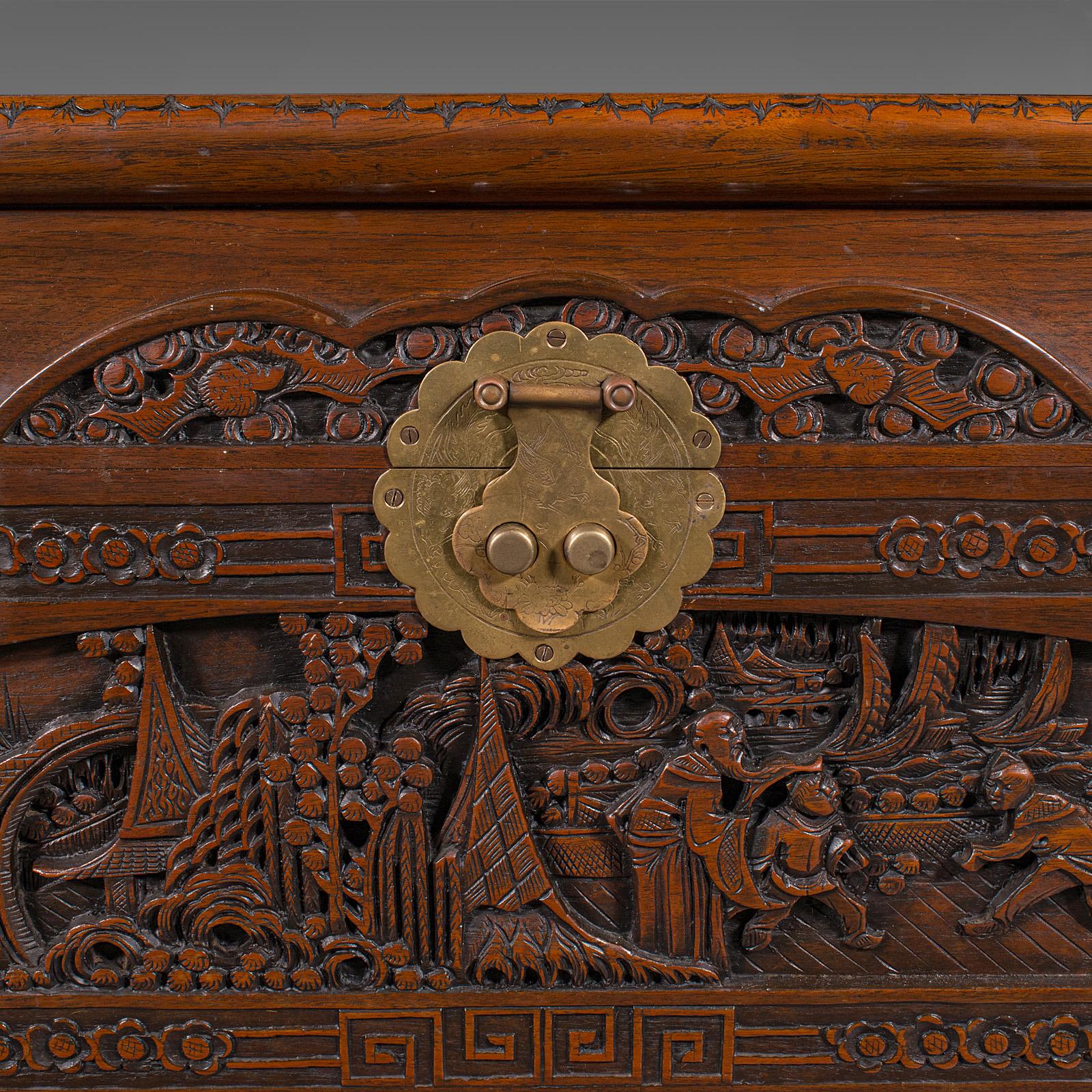 Grand coffre vintage sculpté, chinois, bois de camphrier, coffre à linge, goût oriental en vente 3