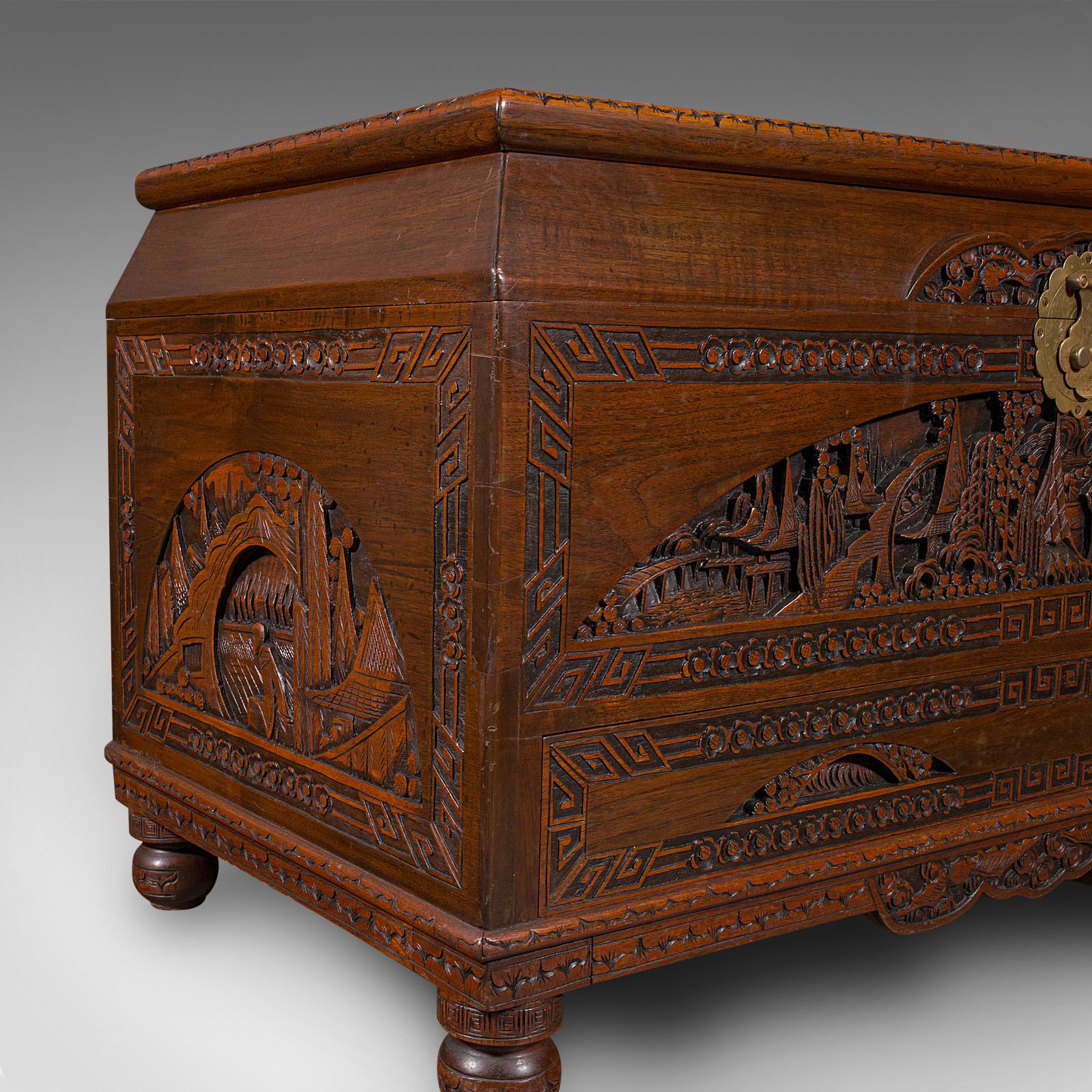 Grand coffre vintage sculpté, chinois, bois de camphrier, coffre à linge, goût oriental en vente 4