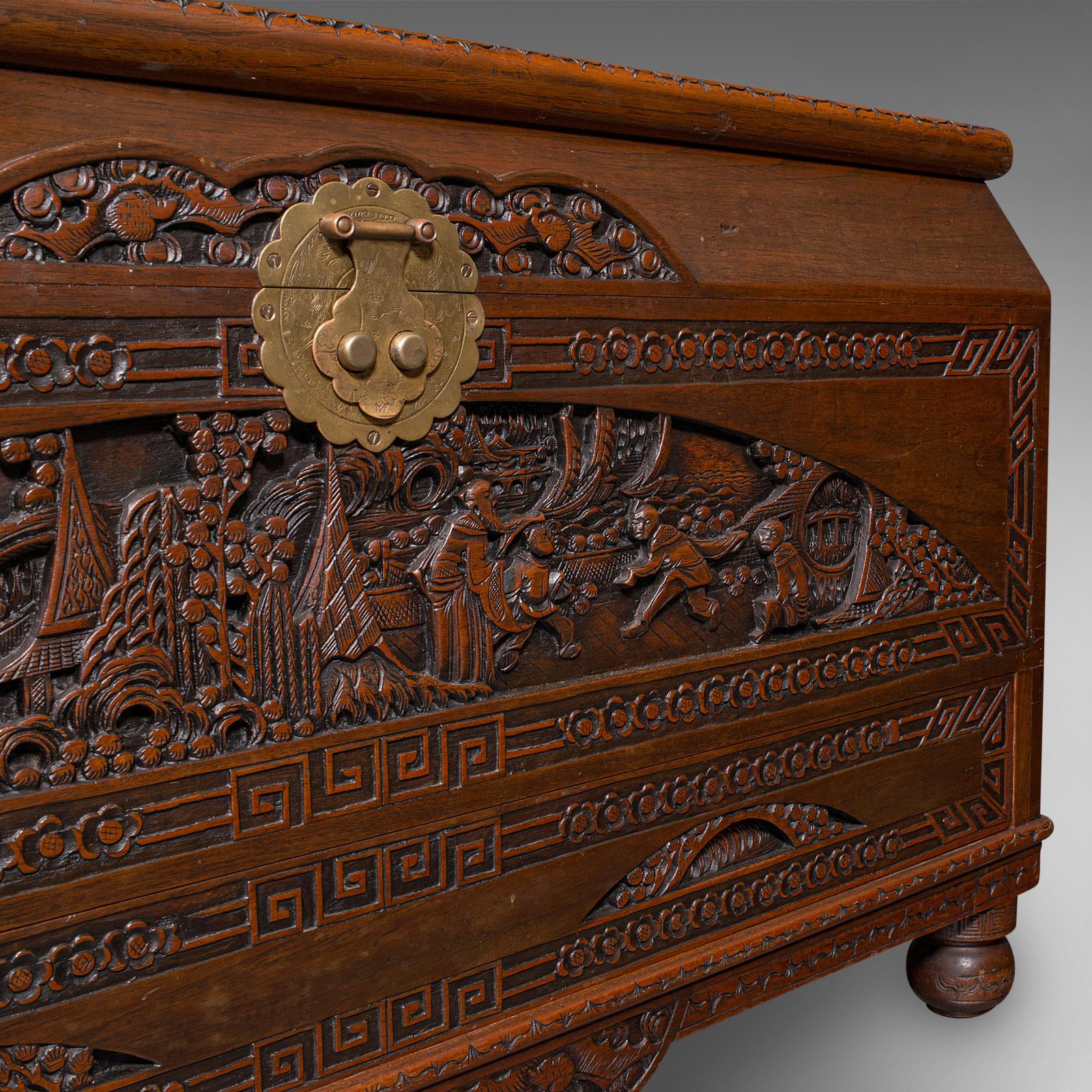 Grand coffre vintage sculpté, chinois, bois de camphrier, coffre à linge, goût oriental en vente 5