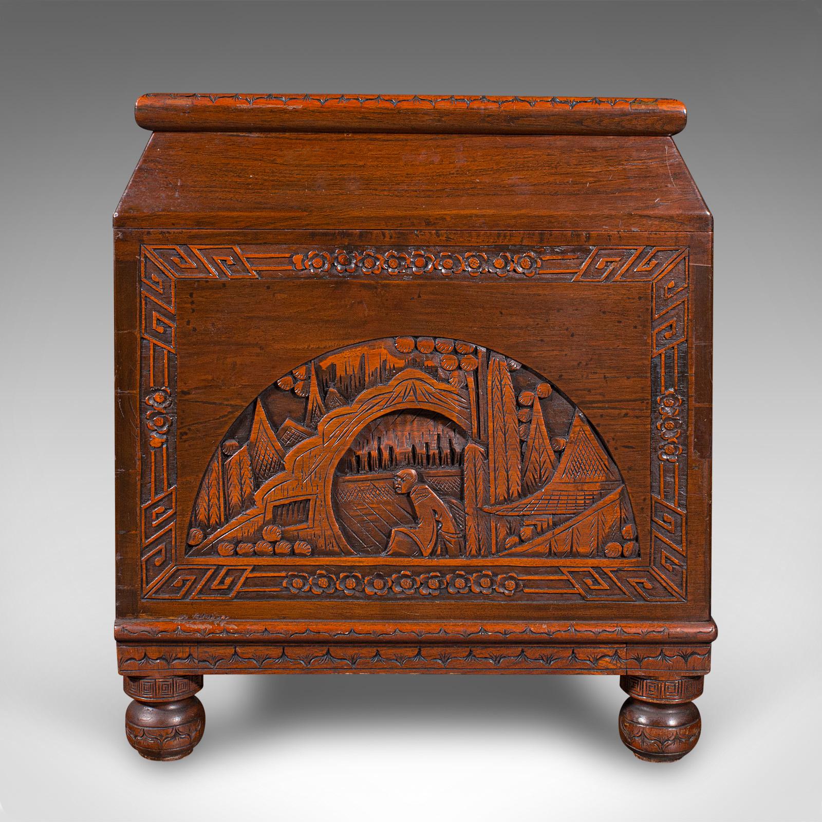 Chinois Grand coffre vintage sculpté, chinois, bois de camphrier, coffre à linge, goût oriental en vente