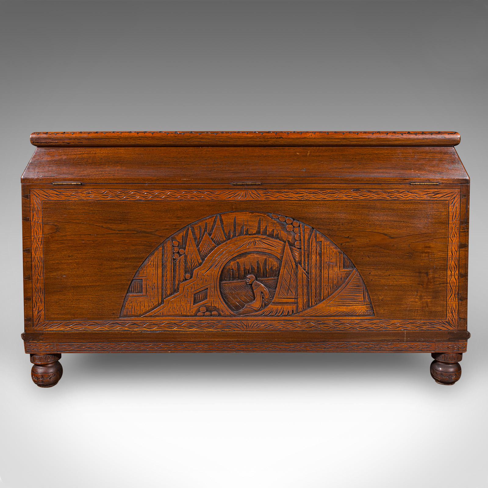Grand coffre vintage sculpté, chinois, bois de camphrier, coffre à linge, goût oriental Bon état - En vente à Hele, Devon, GB