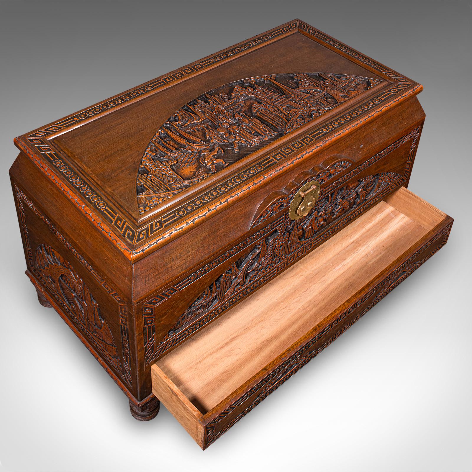 Bois Grand coffre vintage sculpté, chinois, bois de camphrier, coffre à linge, goût oriental en vente