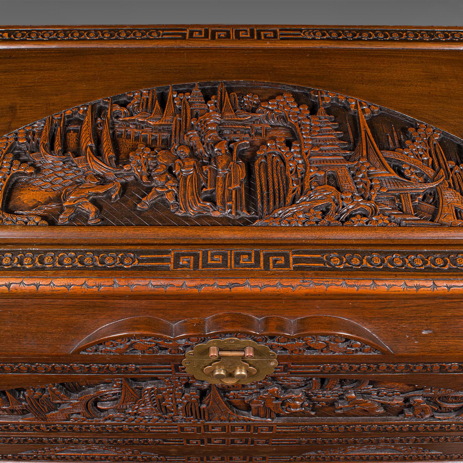 Grand coffre vintage sculpté, chinois, bois de camphrier, coffre à linge, goût oriental en vente 2