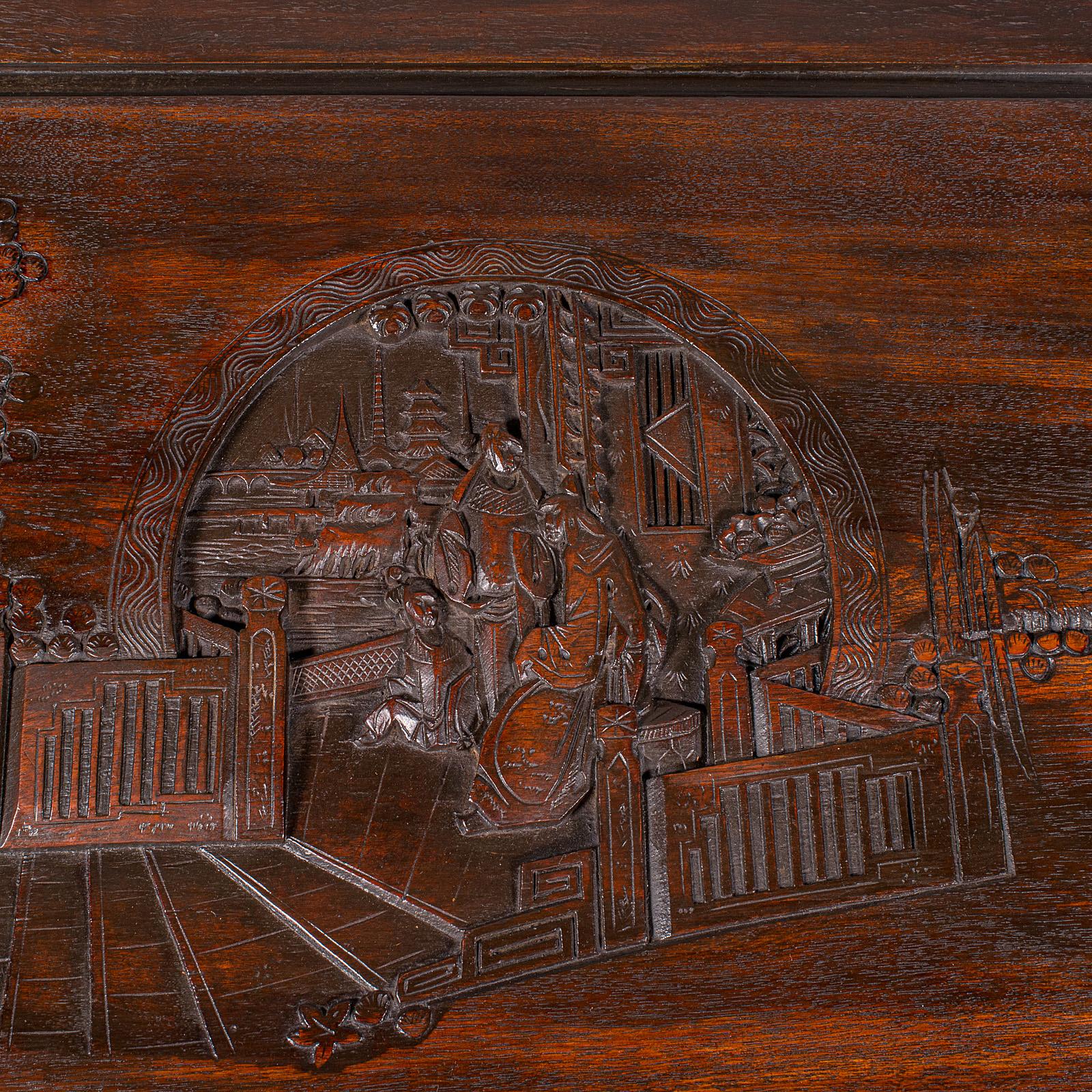 Grand coffre vintage sculpté, Hong Kong, bois de camphrier, coffre de rangement, milieu de siècle en vente 4