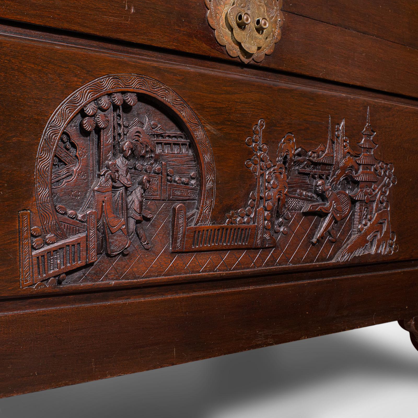 Grand coffre vintage sculpté, Hong Kong, bois de camphrier, coffre de rangement, milieu de siècle en vente 5