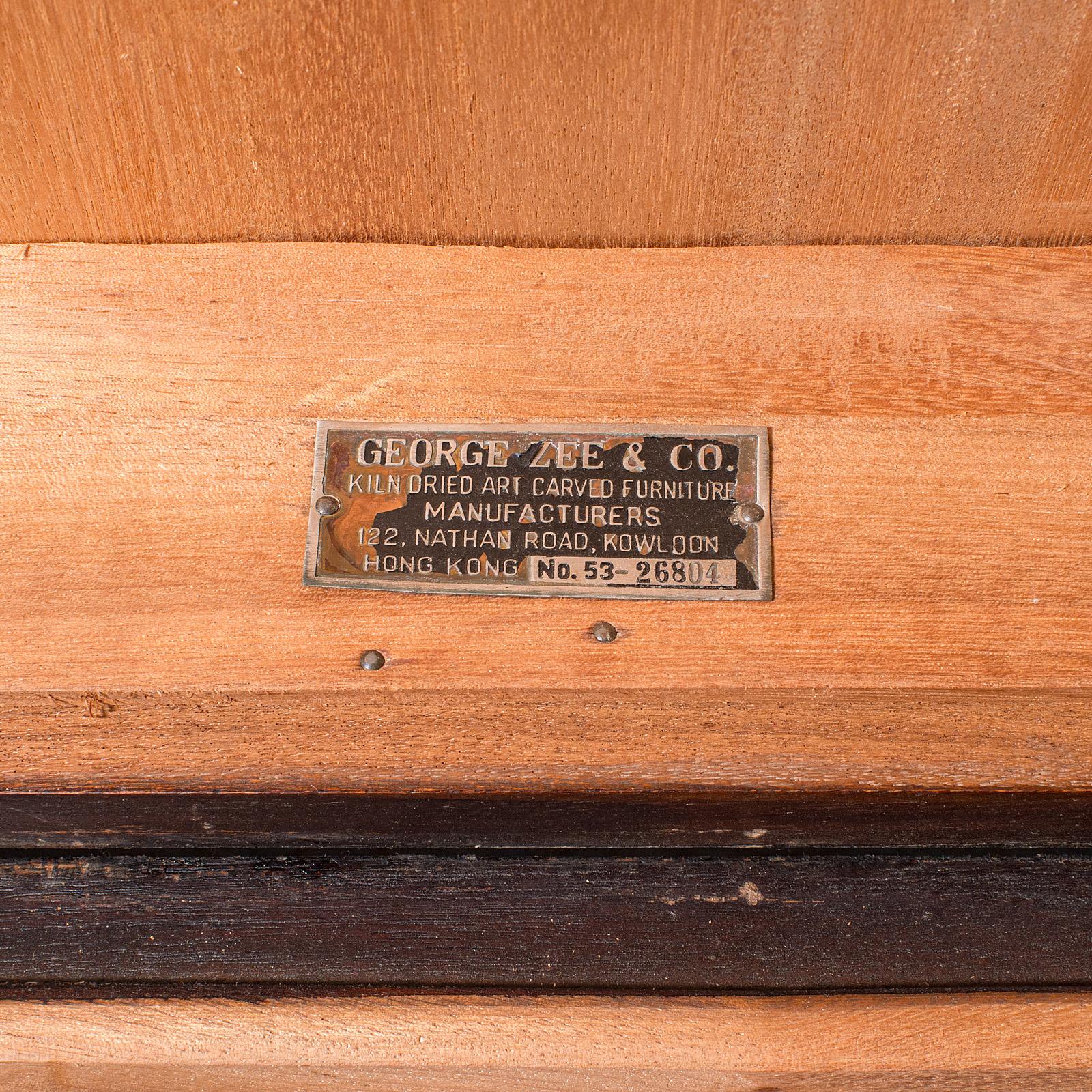 Grand coffre vintage sculpté, Hong Kong, bois de camphrier, coffre de rangement, milieu de siècle en vente 6