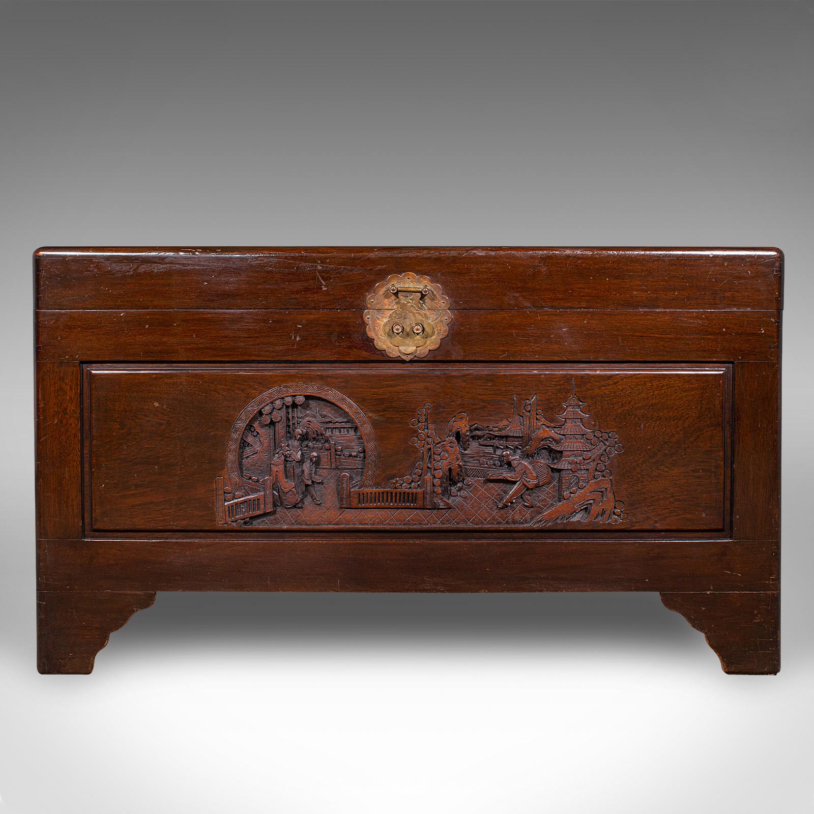 Mid-Century Modern Grand coffre vintage sculpté, Hong Kong, bois de camphrier, coffre de rangement, milieu de siècle en vente