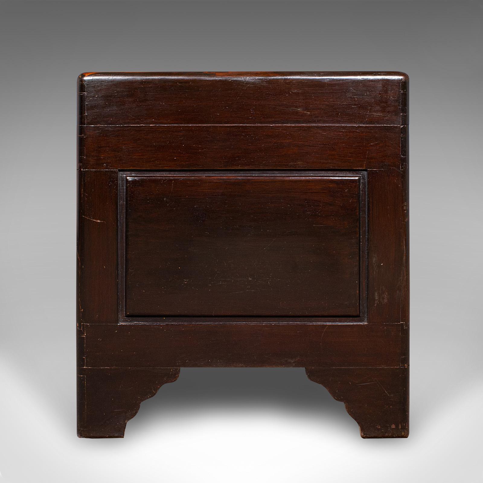 Grand coffre vintage sculpté, Hong Kong, bois de camphrier, coffre de rangement, milieu de siècle Bon état - En vente à Hele, Devon, GB