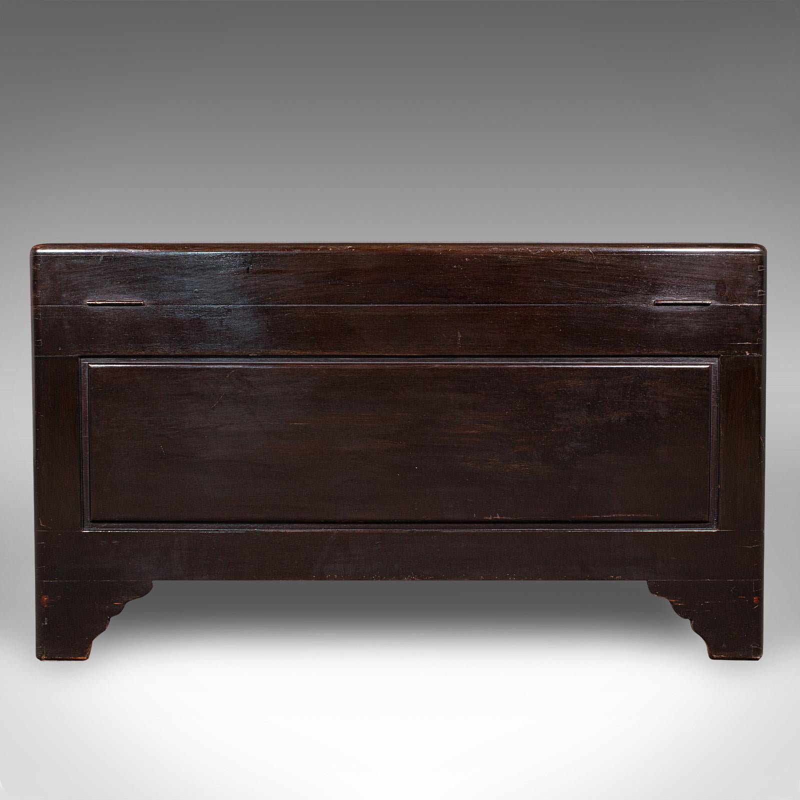Milieu du XXe siècle Grand coffre vintage sculpté, Hong Kong, bois de camphrier, coffre de rangement, milieu de siècle en vente