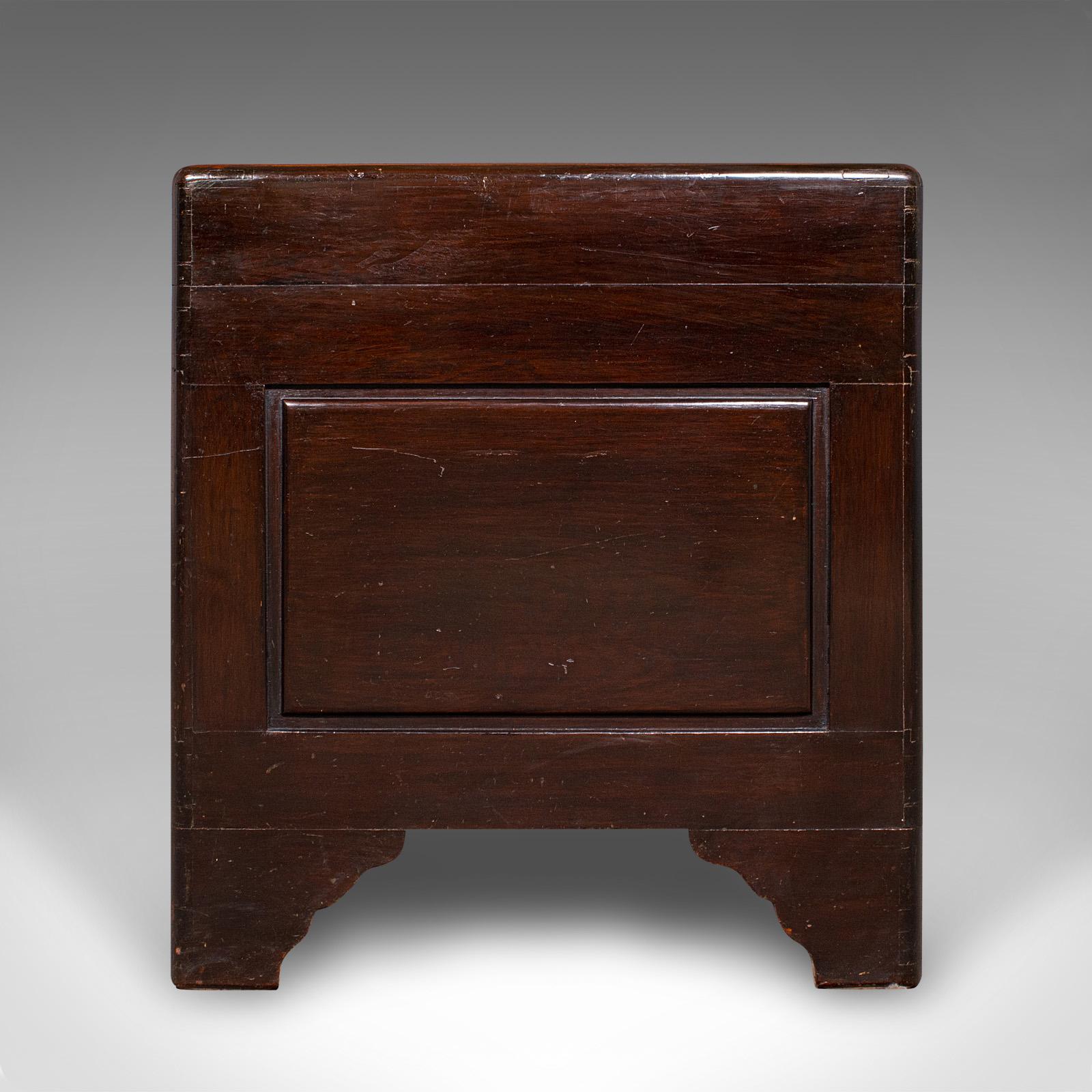 Bois de feuillus Grand coffre vintage sculpté, Hong Kong, bois de camphrier, coffre de rangement, milieu de siècle en vente