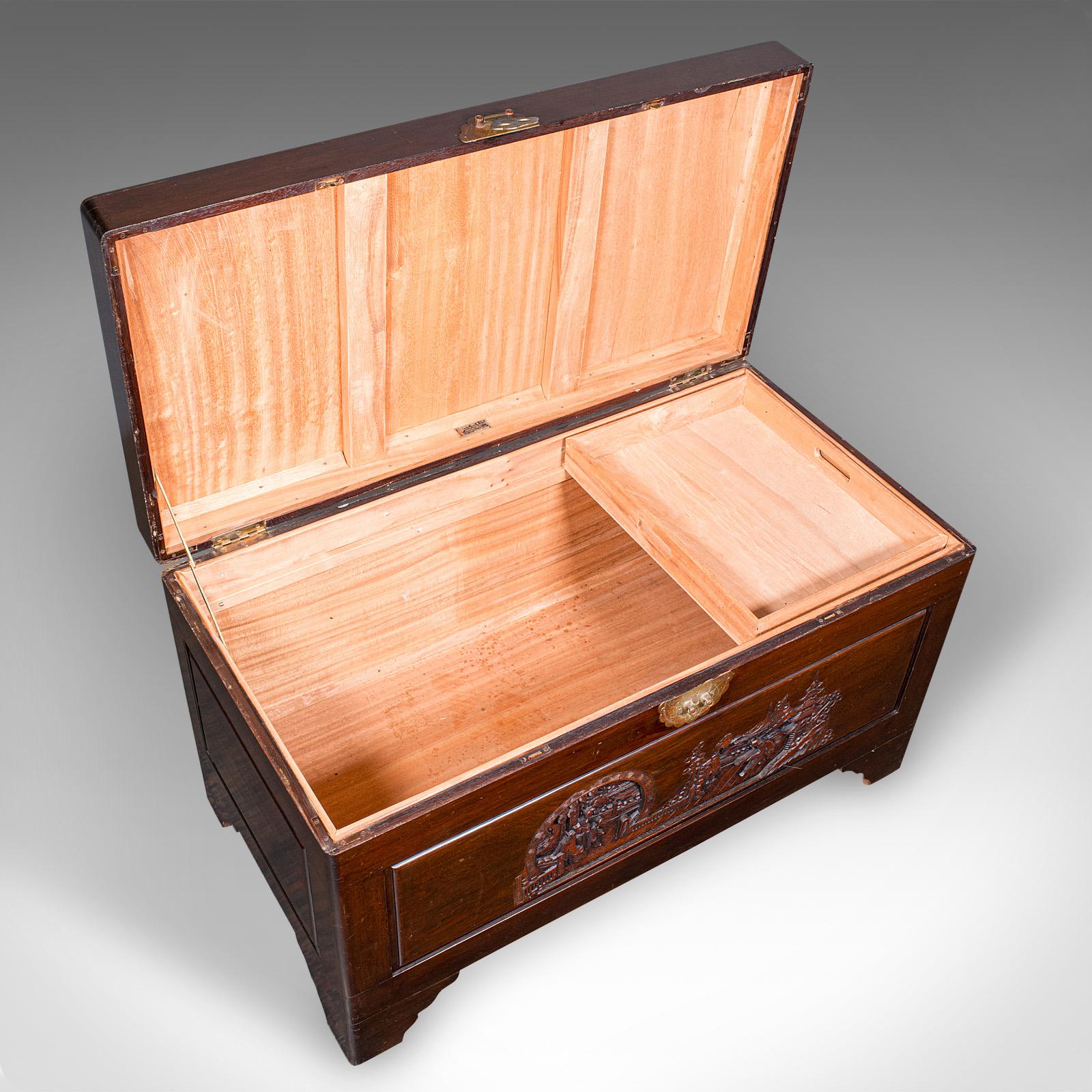 Grand coffre vintage sculpté, Hong Kong, bois de camphrier, coffre de rangement, milieu de siècle en vente 1
