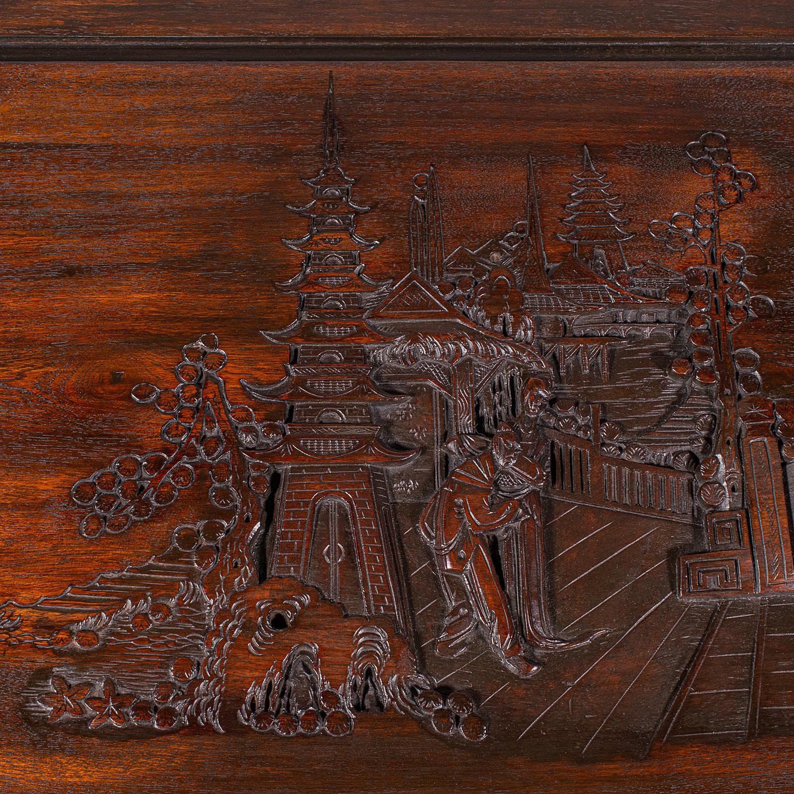 Grand coffre vintage sculpté, Hong Kong, bois de camphrier, coffre de rangement, milieu de siècle en vente 3