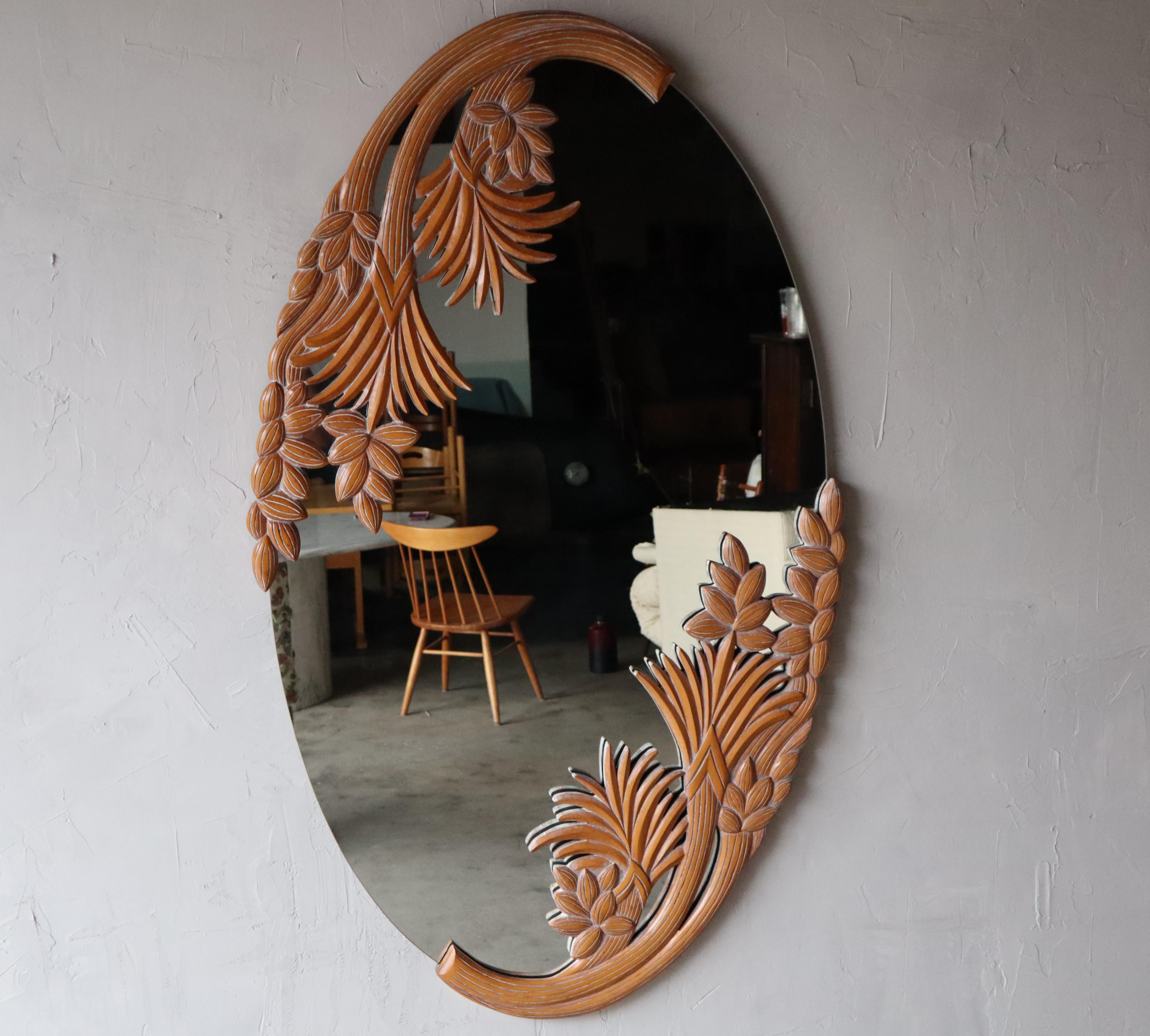 Questo splendido specchio da parete botanico ha una cornice in legno intagliato e cerato. Lo specchio è piuttosto consistente e misura quasi 5ftx3ft. Può essere appeso in verticale o in orizzontale e ha un gancio sul retro per entrambe le
