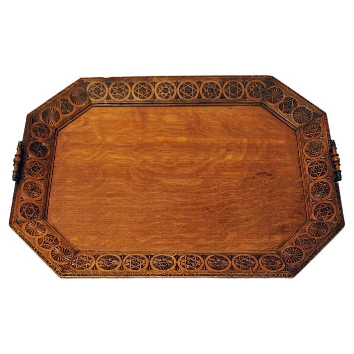 Scandinave moderne Grand plateau ou assiette vintage en bois sculpté de Scandinavie, 1920 en vente