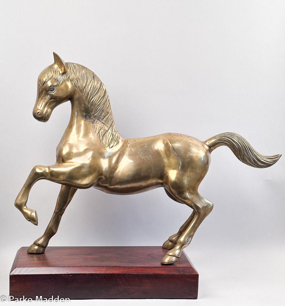 Scultura di cavallo in ottone fuso d'epoca su cavalletto. Continentale, circa 1950. Misura ben 24