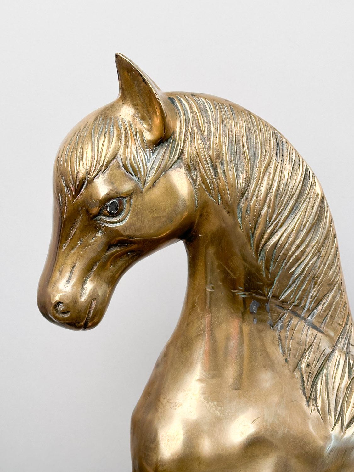 Europeo Grande scultura di cavallo in ottone fuso vintage in vendita