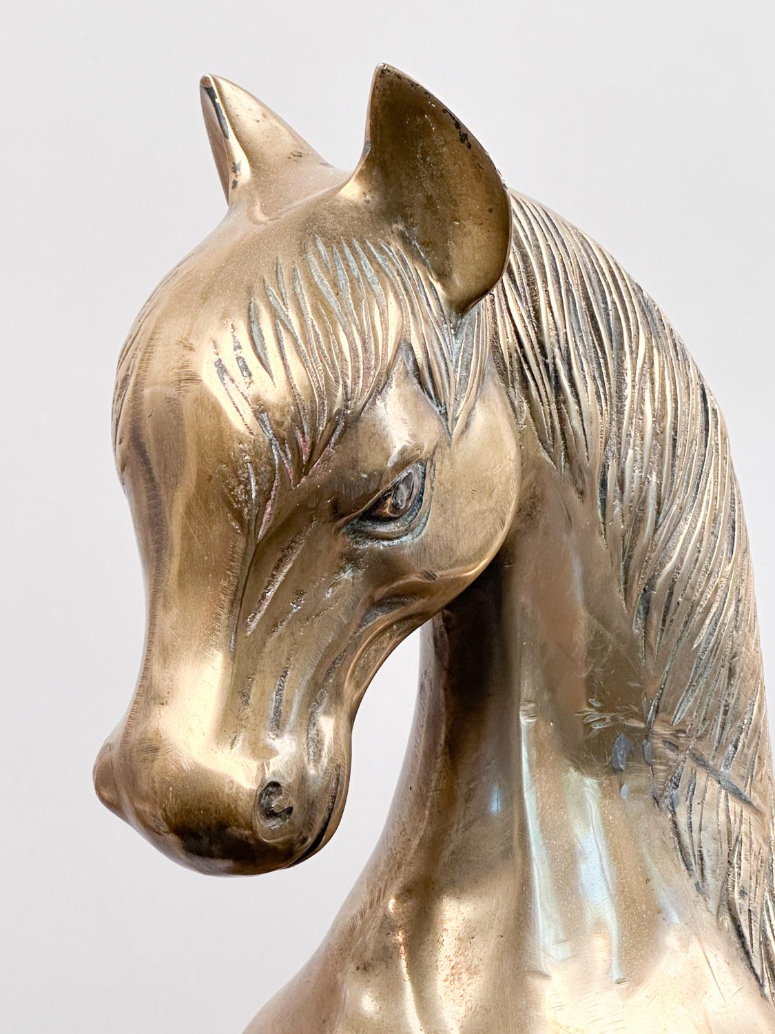 Grande scultura di cavallo in ottone fuso vintage In condizioni buone in vendita a Sandwich, MA