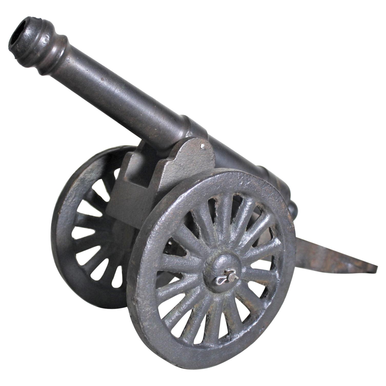 Grand modèle de canon colonial en métal moulé vintage décoratif ou de jouet