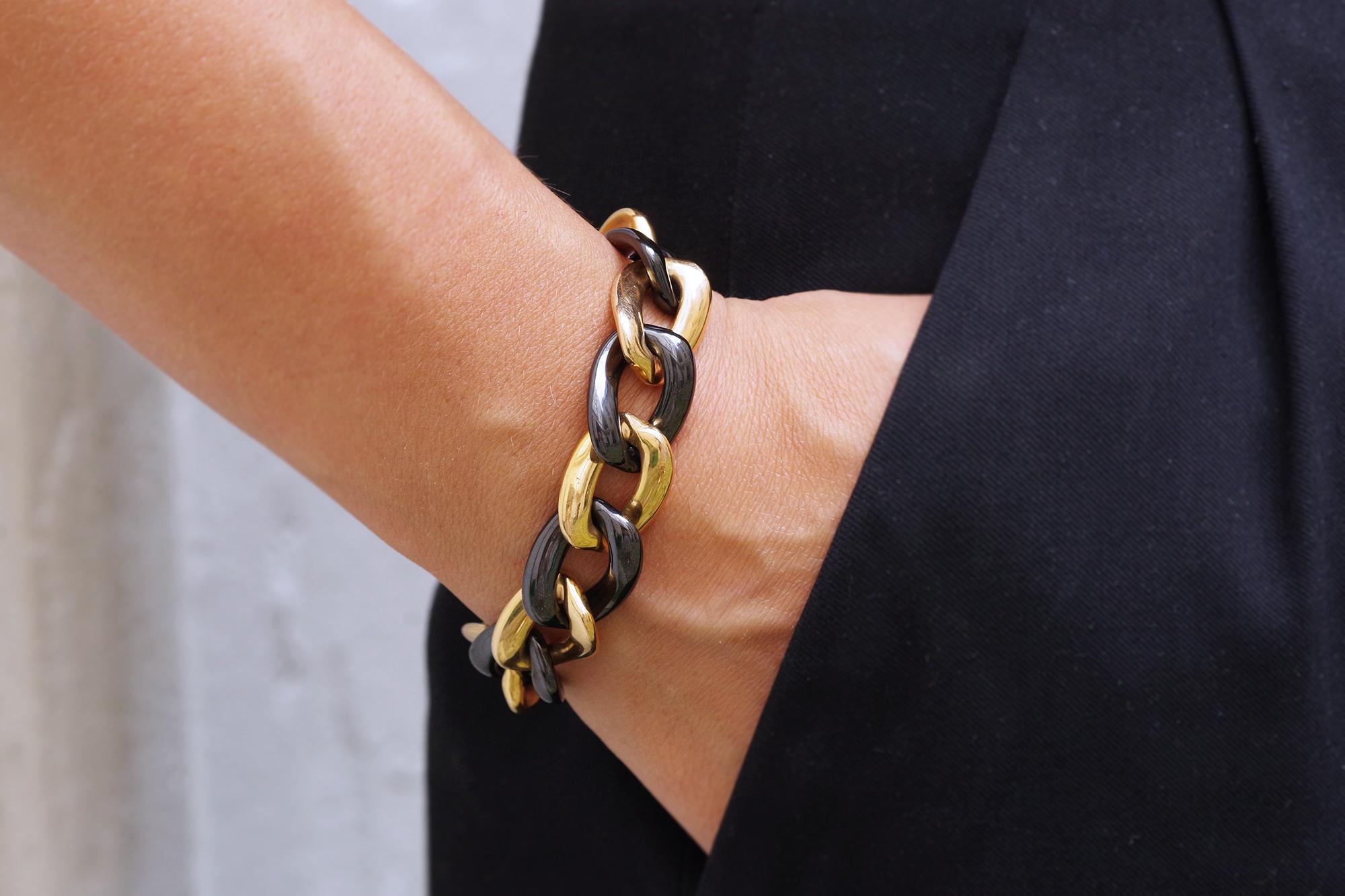 Late Victorian Large vintage 18k gold and black ceramic bracelet with curvy links