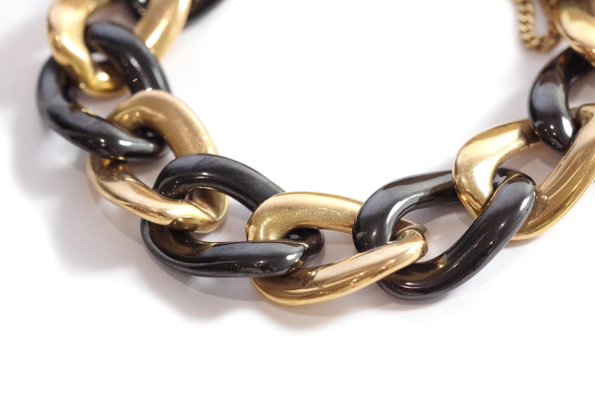 Large vintage 18k gold and black ceramic bracelet with curvy links In Good Condition In PARIS, FR