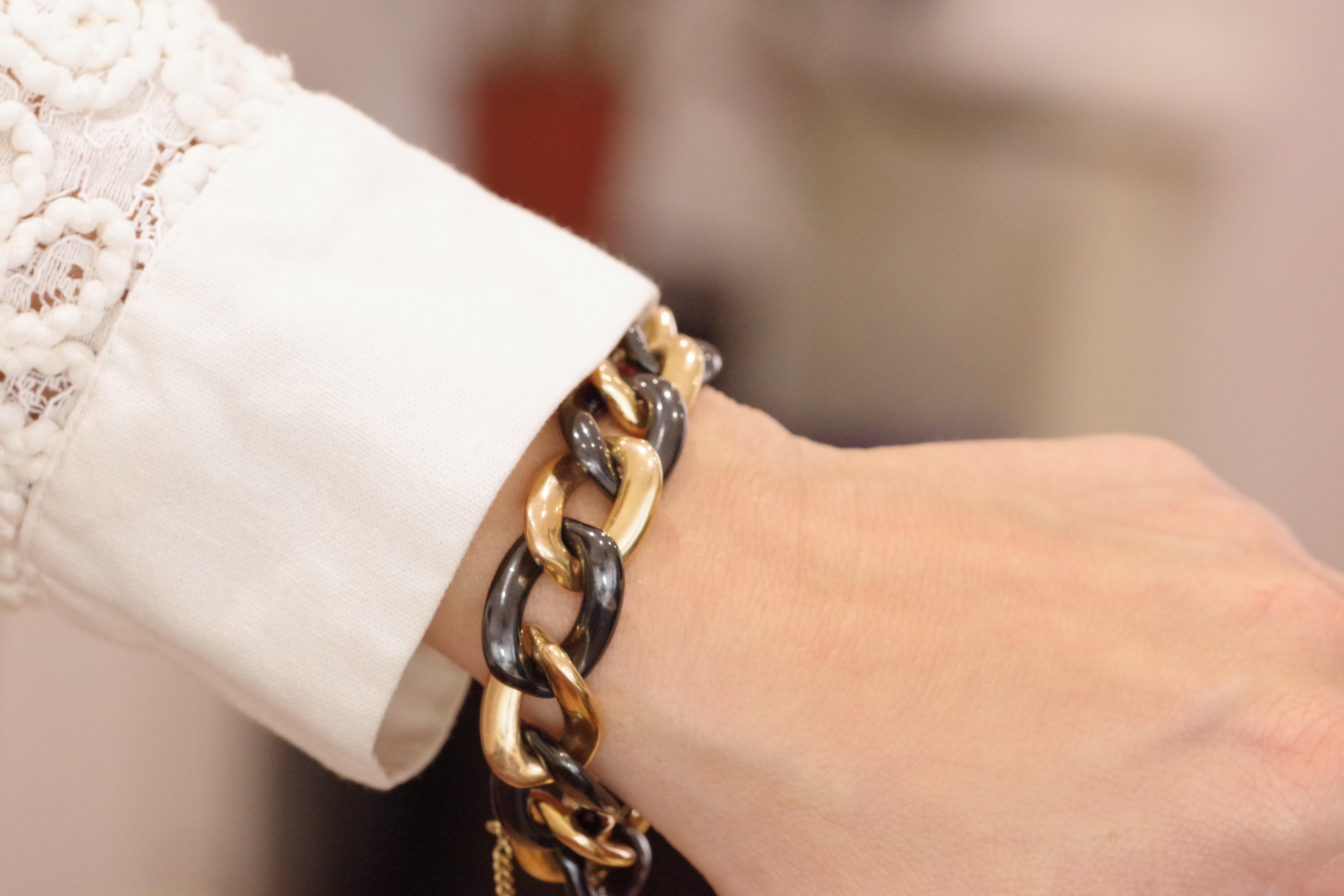 Large vintage 18k gold and black ceramic bracelet with curvy links 1