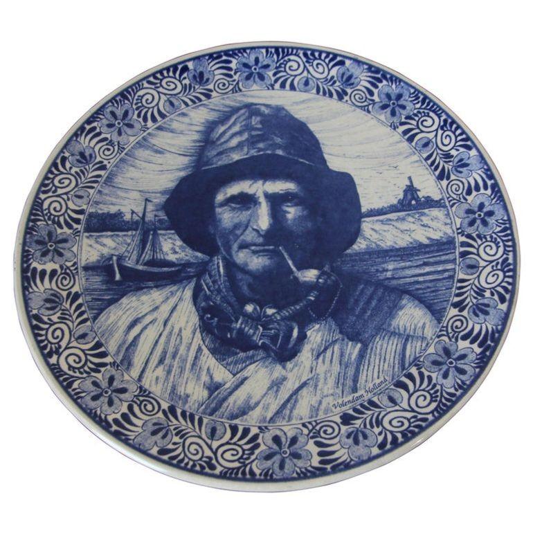 Magnifique grande assiette décorative vintage bleu et blanc de Hollande, de la marque Delft.
Magnifique chargeur, le tableau représente un pêcheur fumant la pipe.
Elle est signée par l'artiste, 