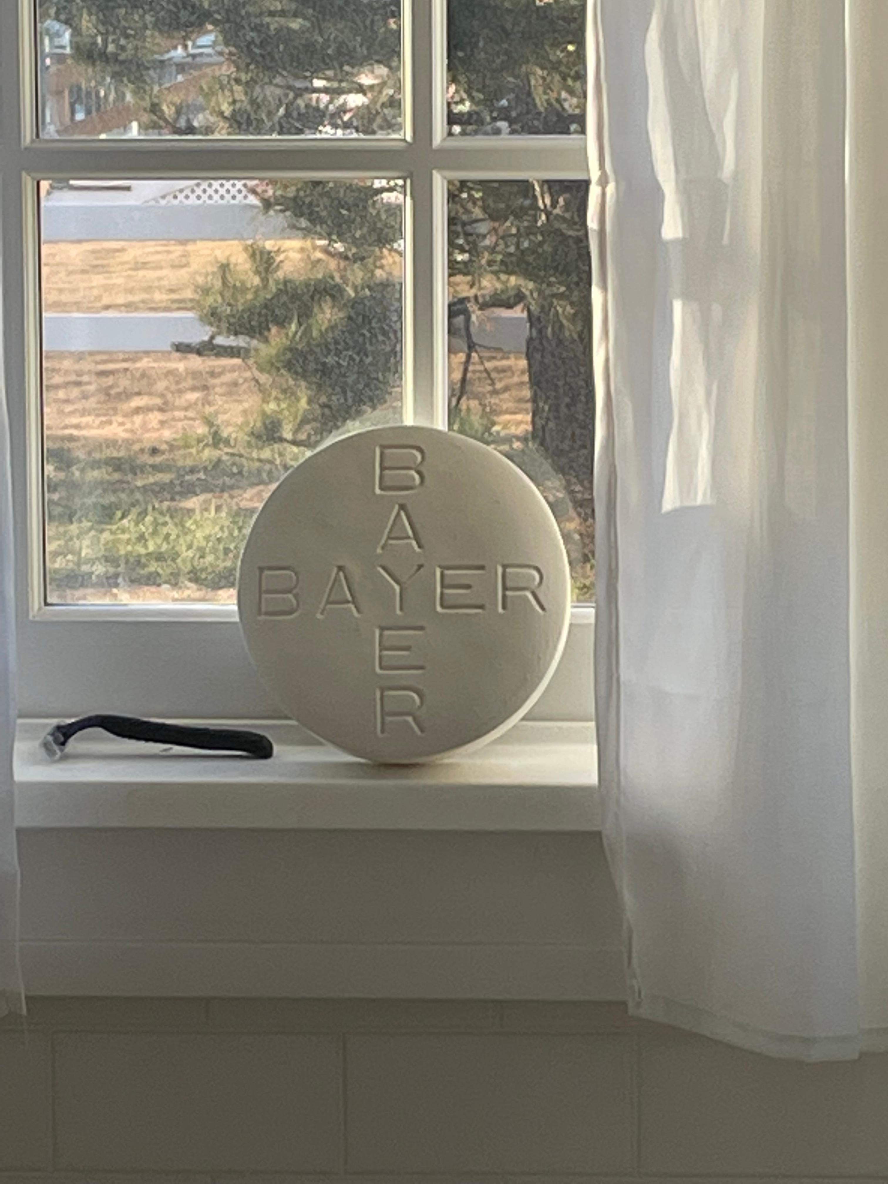 Grande fermacarte o espositore in ceramica pop art Bayer Aspirin d'epoca in vendita 4
