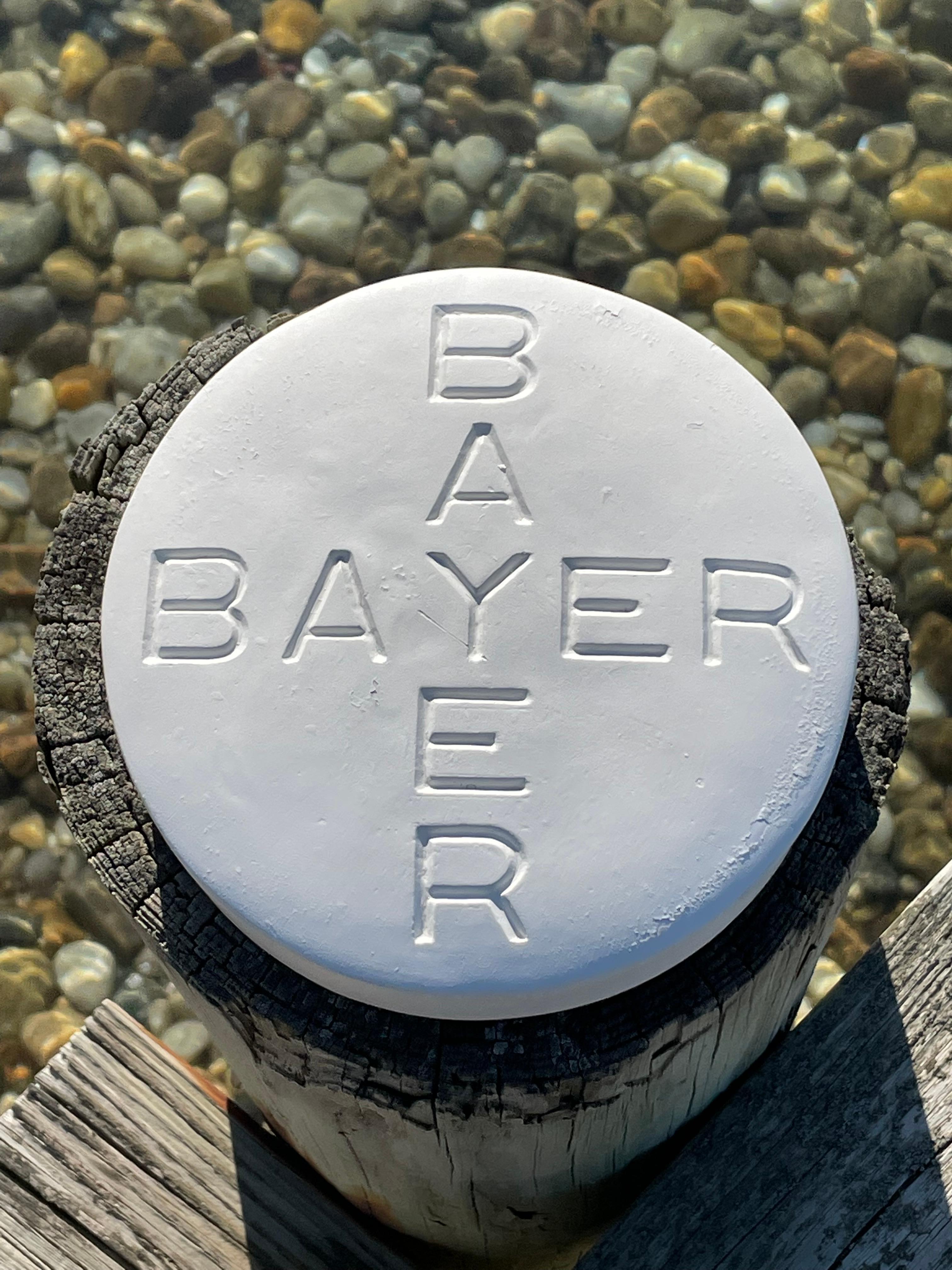 Una grande Aspirina Bayer in ceramica proveniente da un negozio chiamato Think Big a SOHO, NYC, negli anni '80 . Divertimento. Un pezzo decorativo da esporre, un oggetto d'arte in bagno o un fermacarte per la tua scrivania. Un sacco di carattere e