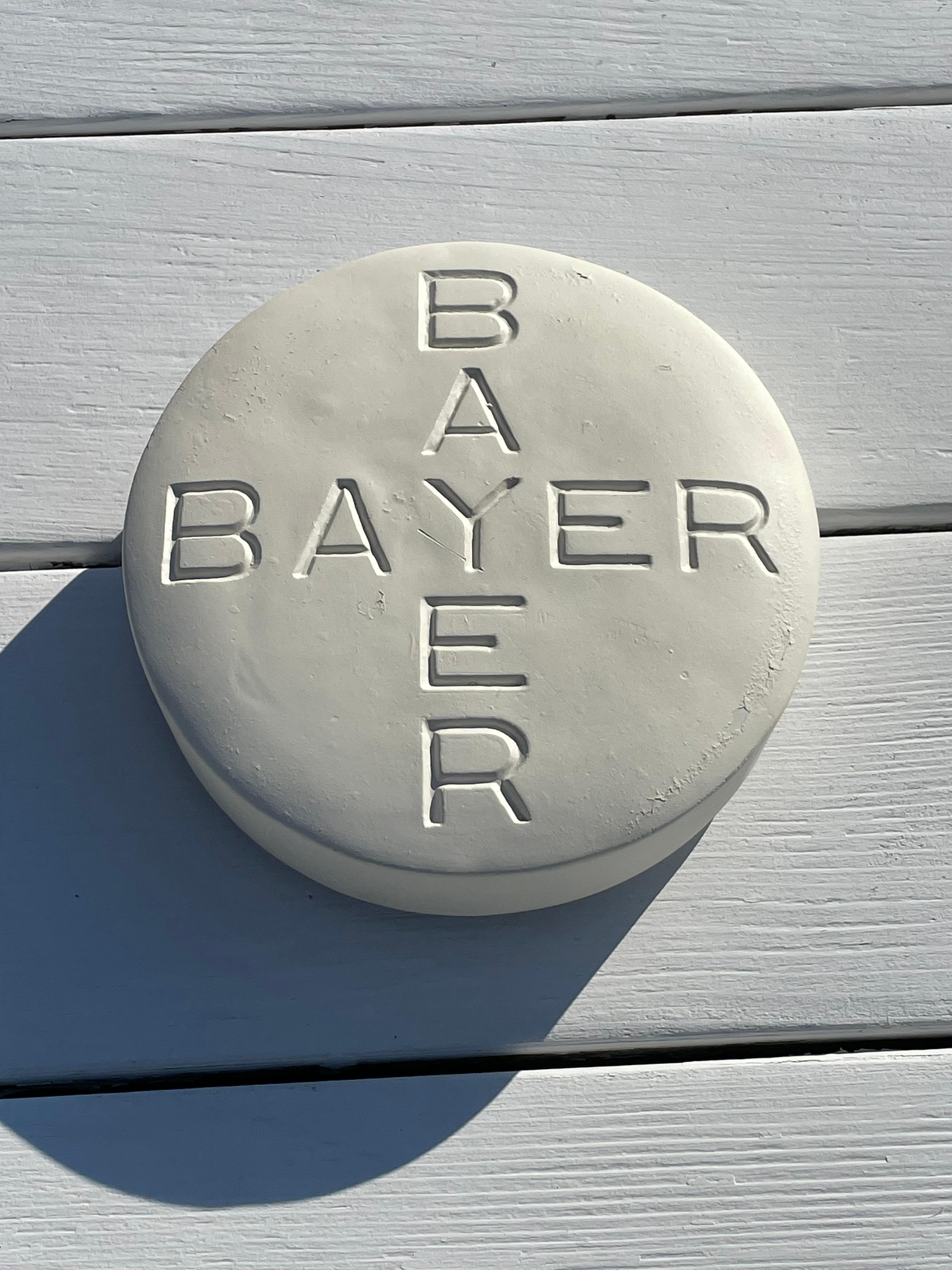 Postmoderno Grande fermacarte o espositore in ceramica pop art Bayer Aspirin d'epoca in vendita