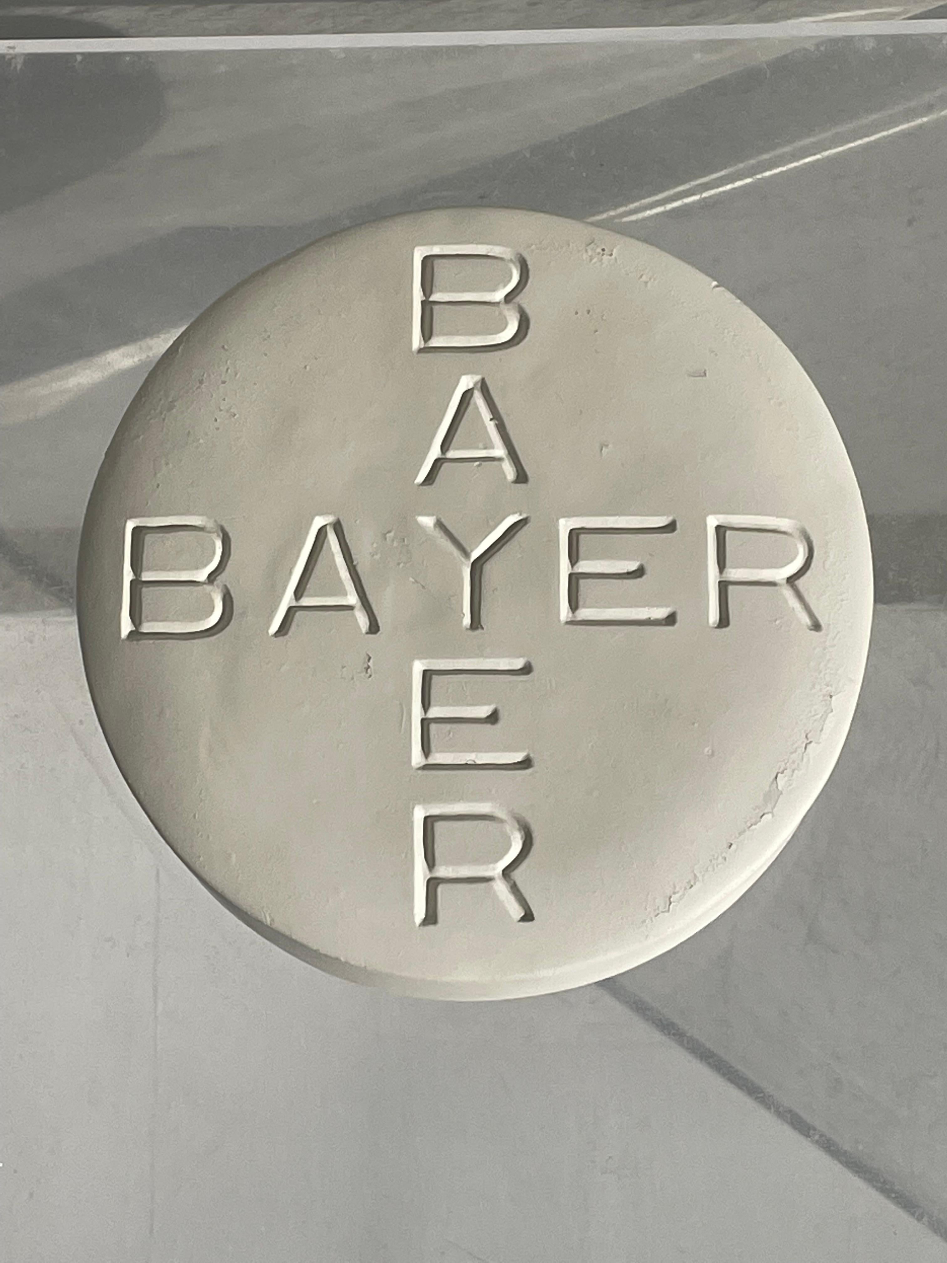 Ceramica Grande fermacarte o espositore in ceramica pop art Bayer Aspirin d'epoca in vendita