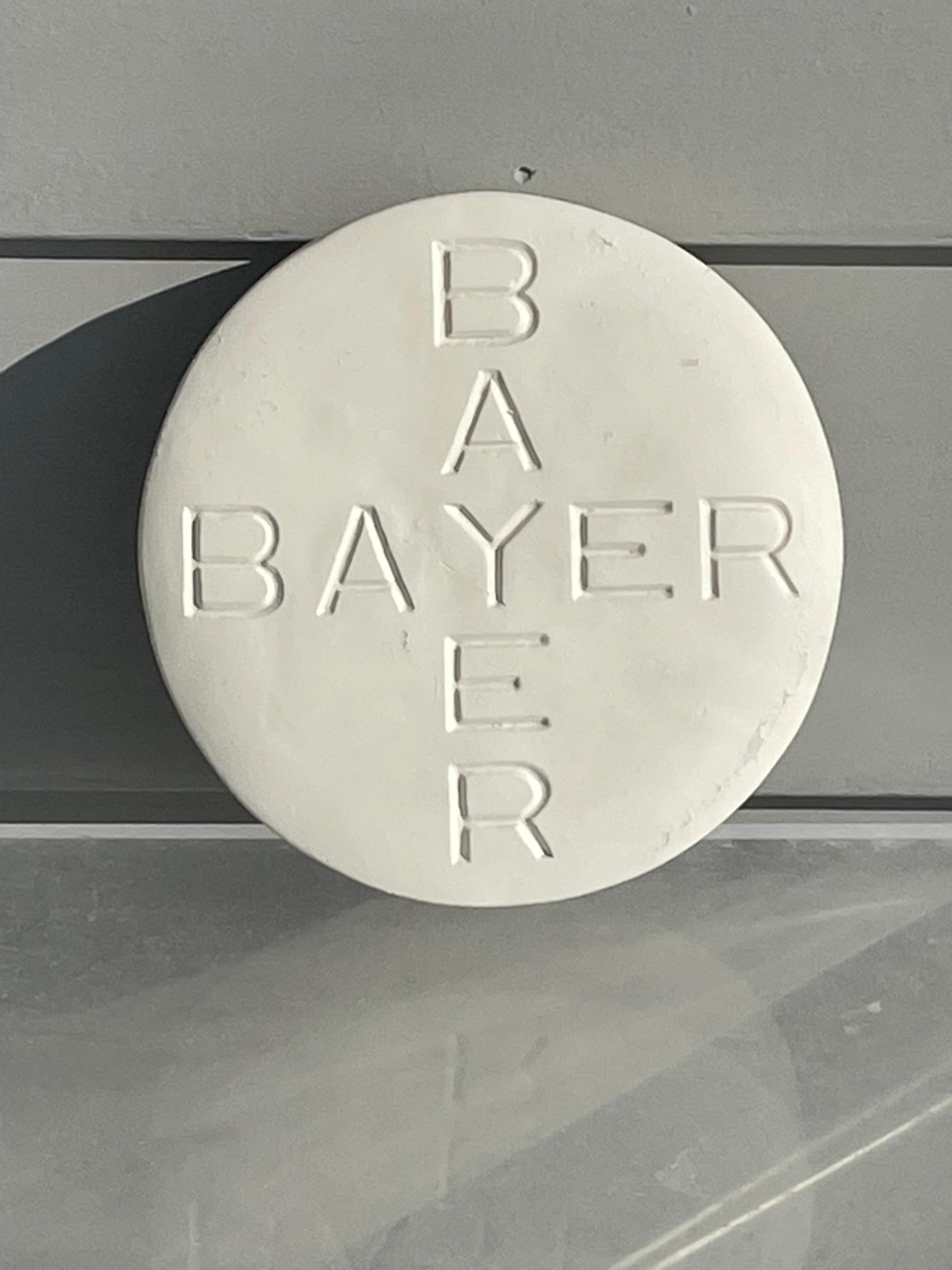 Grande fermacarte o espositore in ceramica pop art Bayer Aspirin d'epoca in vendita 1