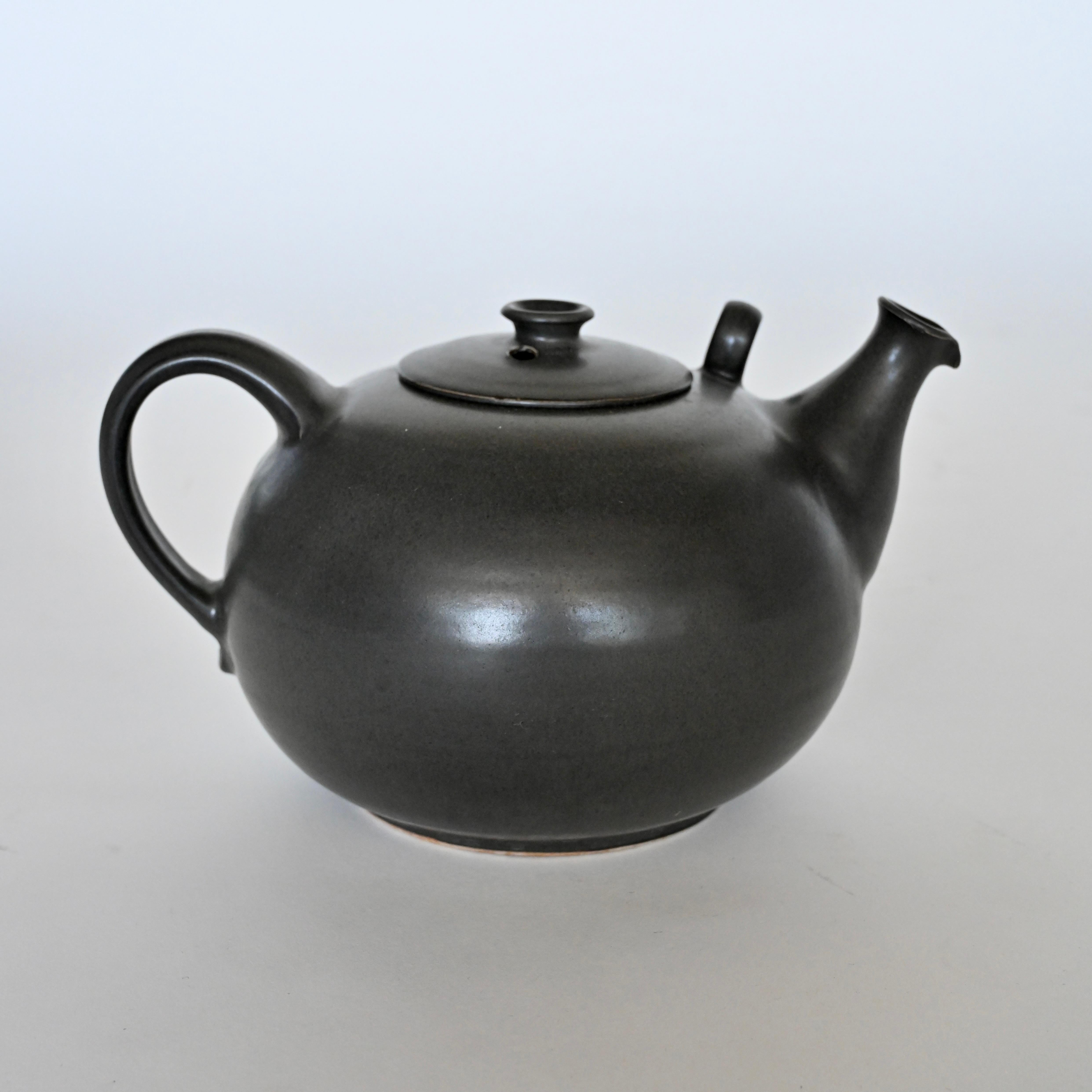 Large vintage ceramic tea pot In Good Condition For Sale In Malibu, CA