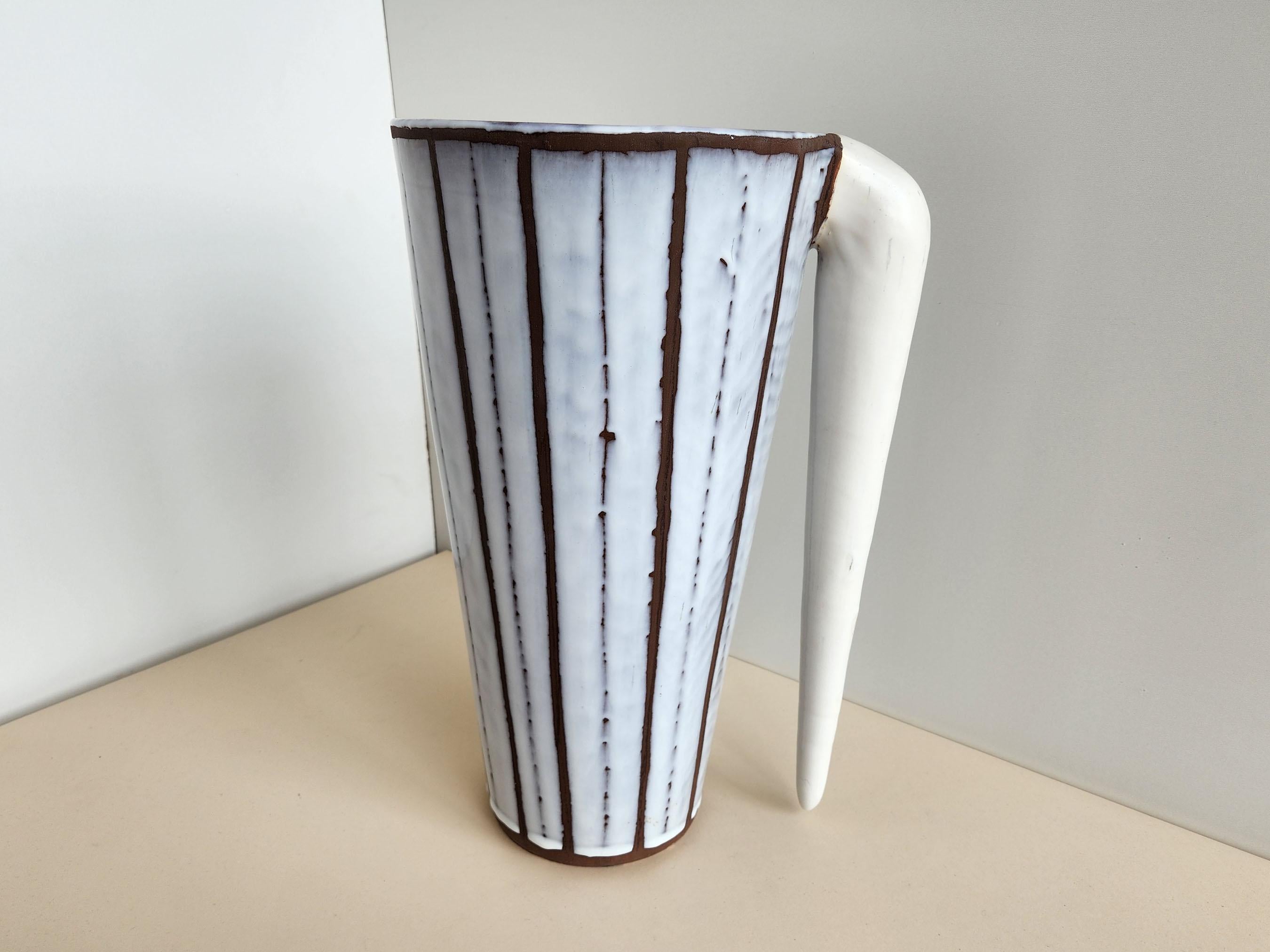 Grande vaso in ceramica d'epoca con manico di Roger Capron - Vallauris, Francia

Roger Capron è stato un influente ceramista francese, noto per i suoi tavoli piastrellati e per l'uso di motivi ricorrenti come rami stilizzati e soli geometrici.   An