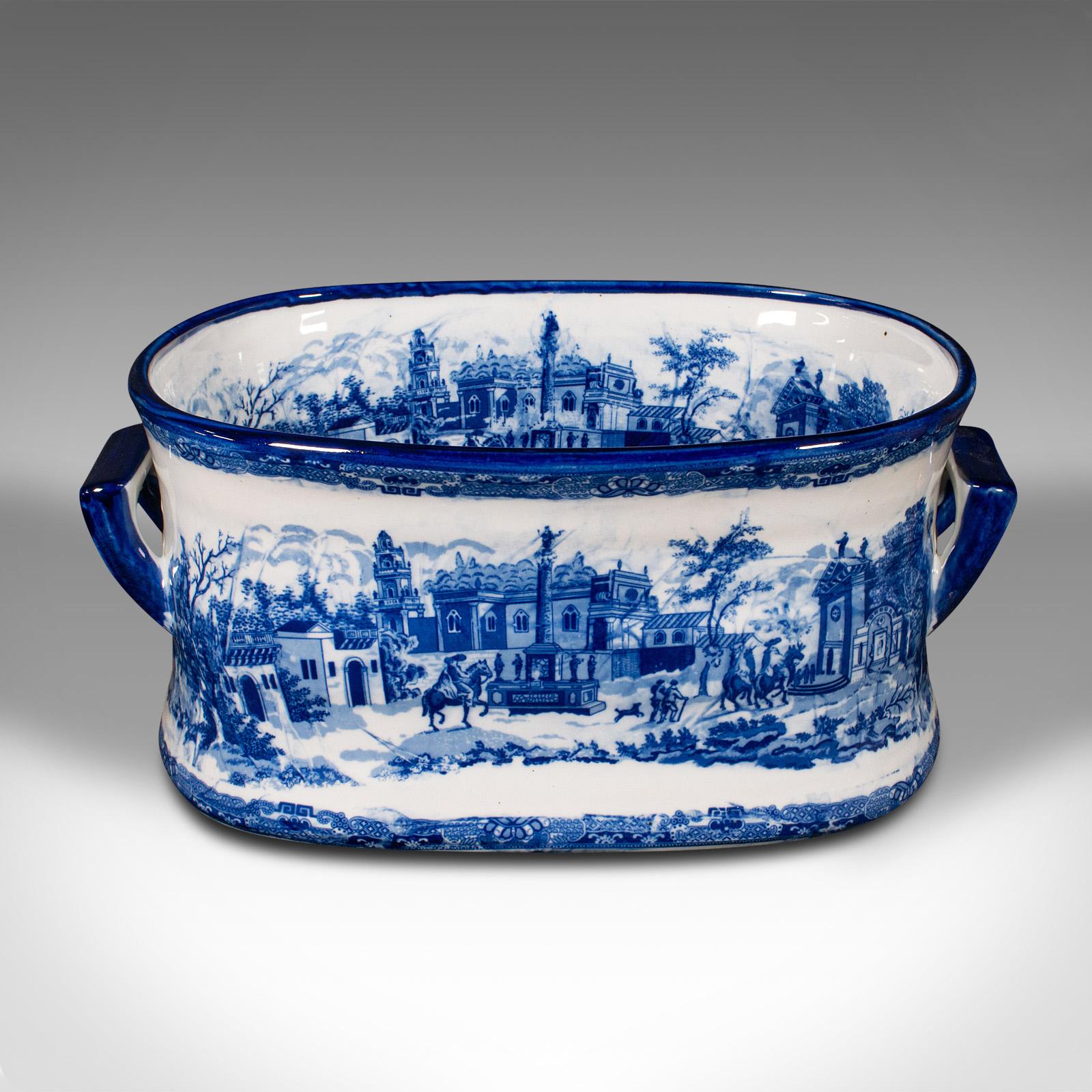 Se trata de una gran champañera vintage. Cubitera decorativa inglesa de cerámica azul y blanca para botellas de vino, de mediados del siglo XX, hacia 1950.

De generosas proporciones y rica decoración azul - adecuado para 4-6 botellas
Presenta