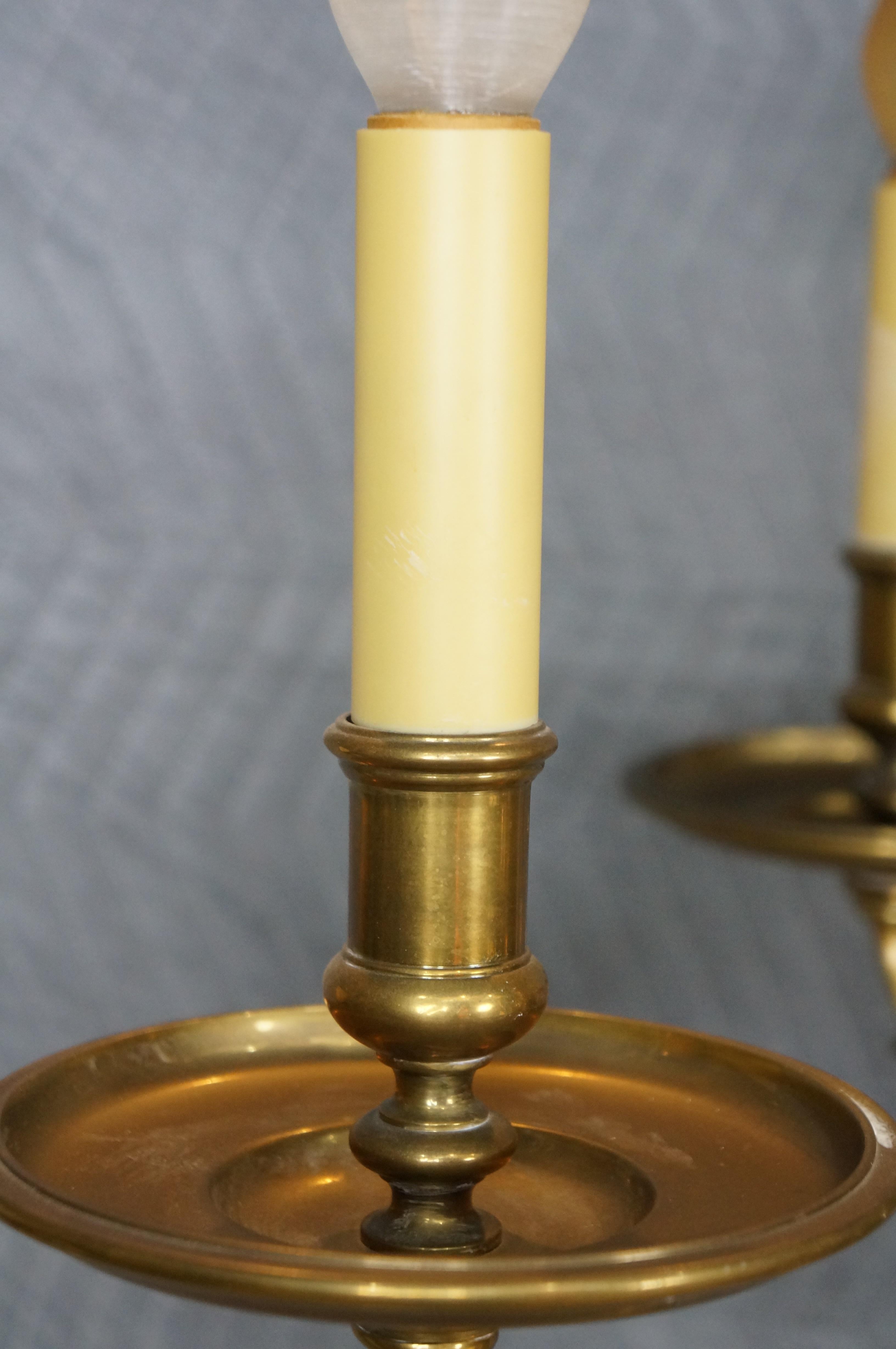 Gran candelabro de latón vintage Chapman de seis brazos de imitación de candelabro colonial de 36 en venta 3