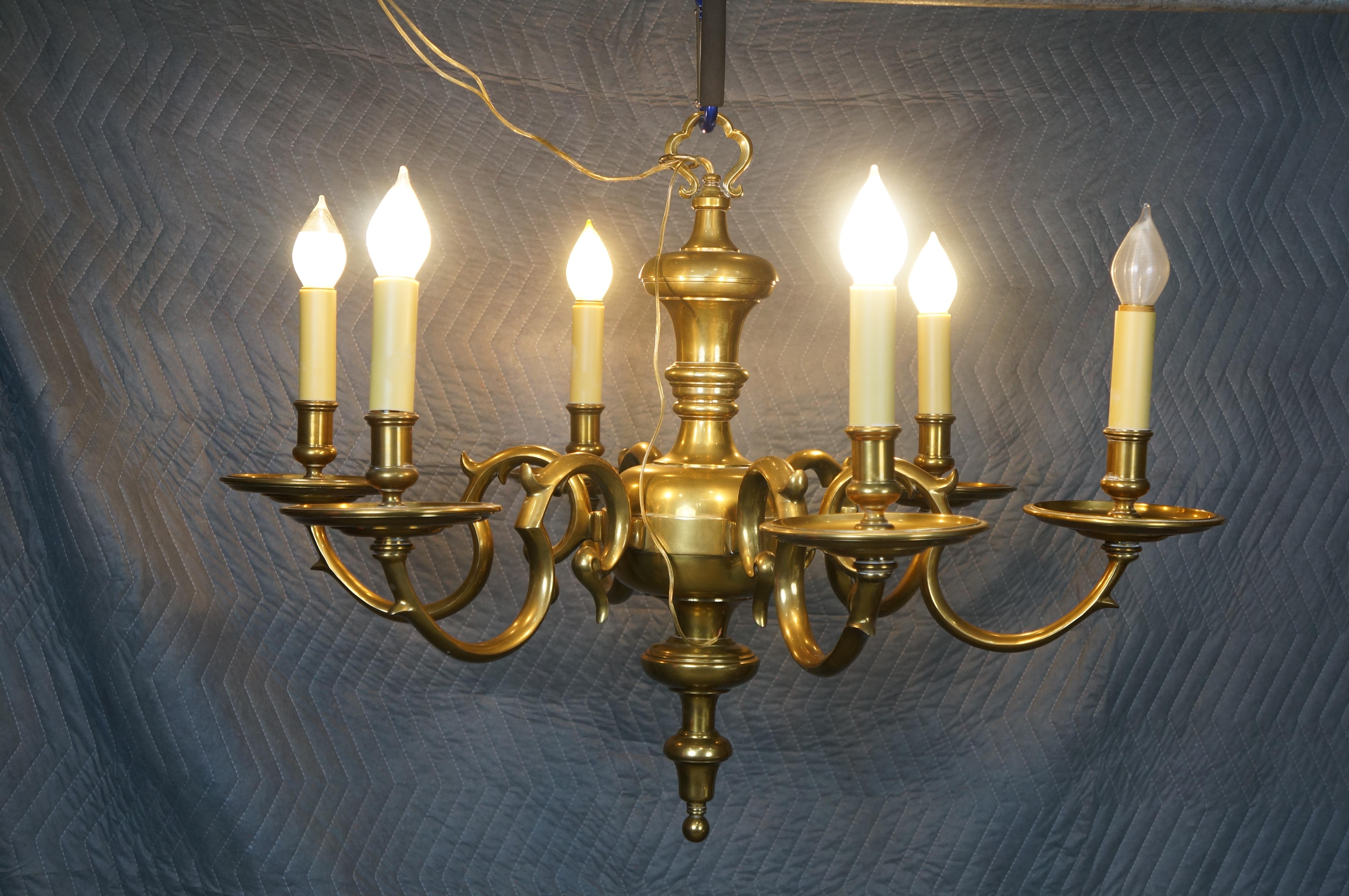 Gran candelabro de latón vintage Chapman de seis brazos de imitación de candelabro colonial de 36 en venta 6