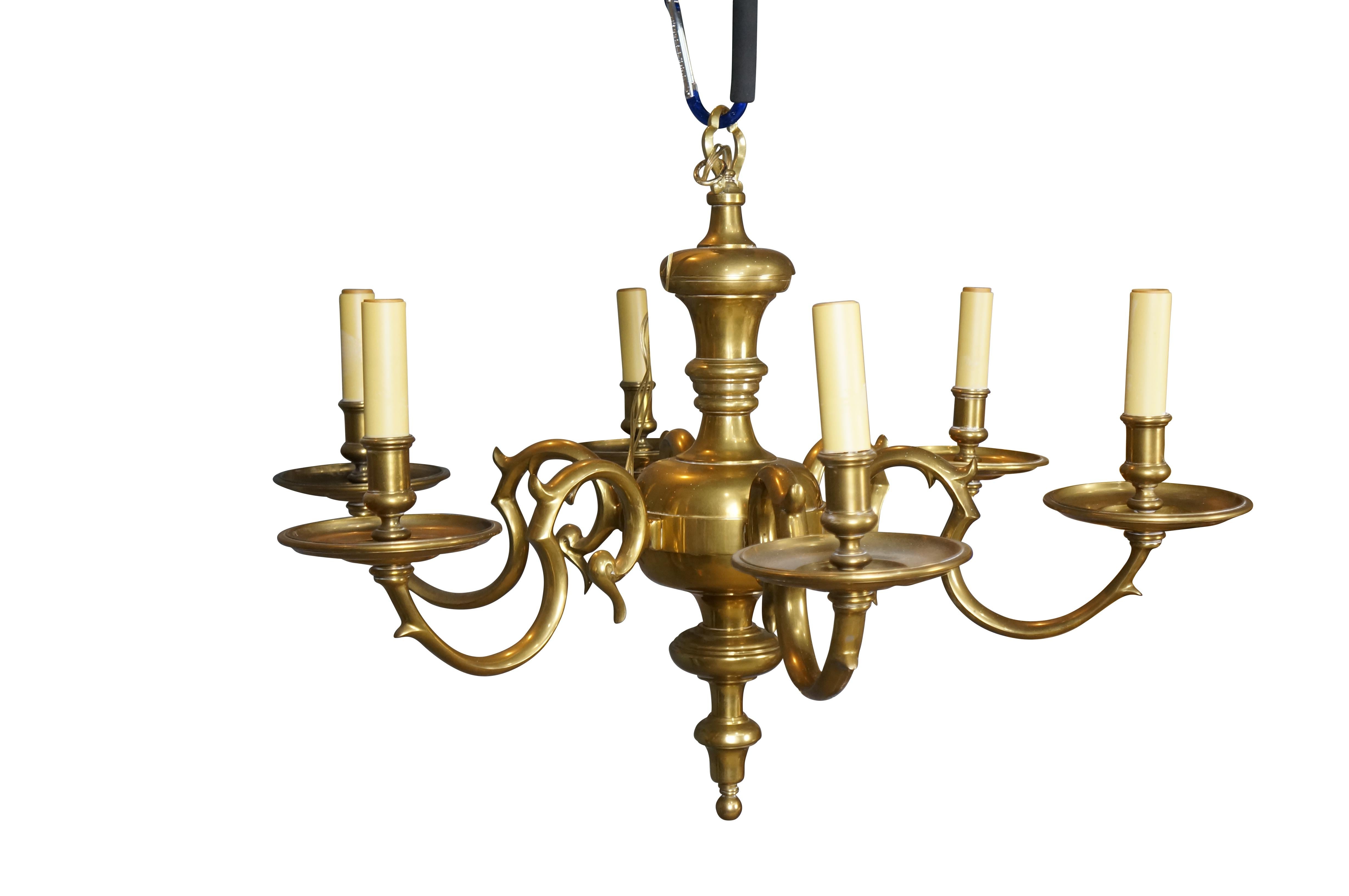 Gran araña vintage de latón macizo de 1981, de Chapman. Estilo colonial con seis brazos y falsos candelabros. Muy pesado. Incluye cadena y medallón de techo.

Dimensiones:
36