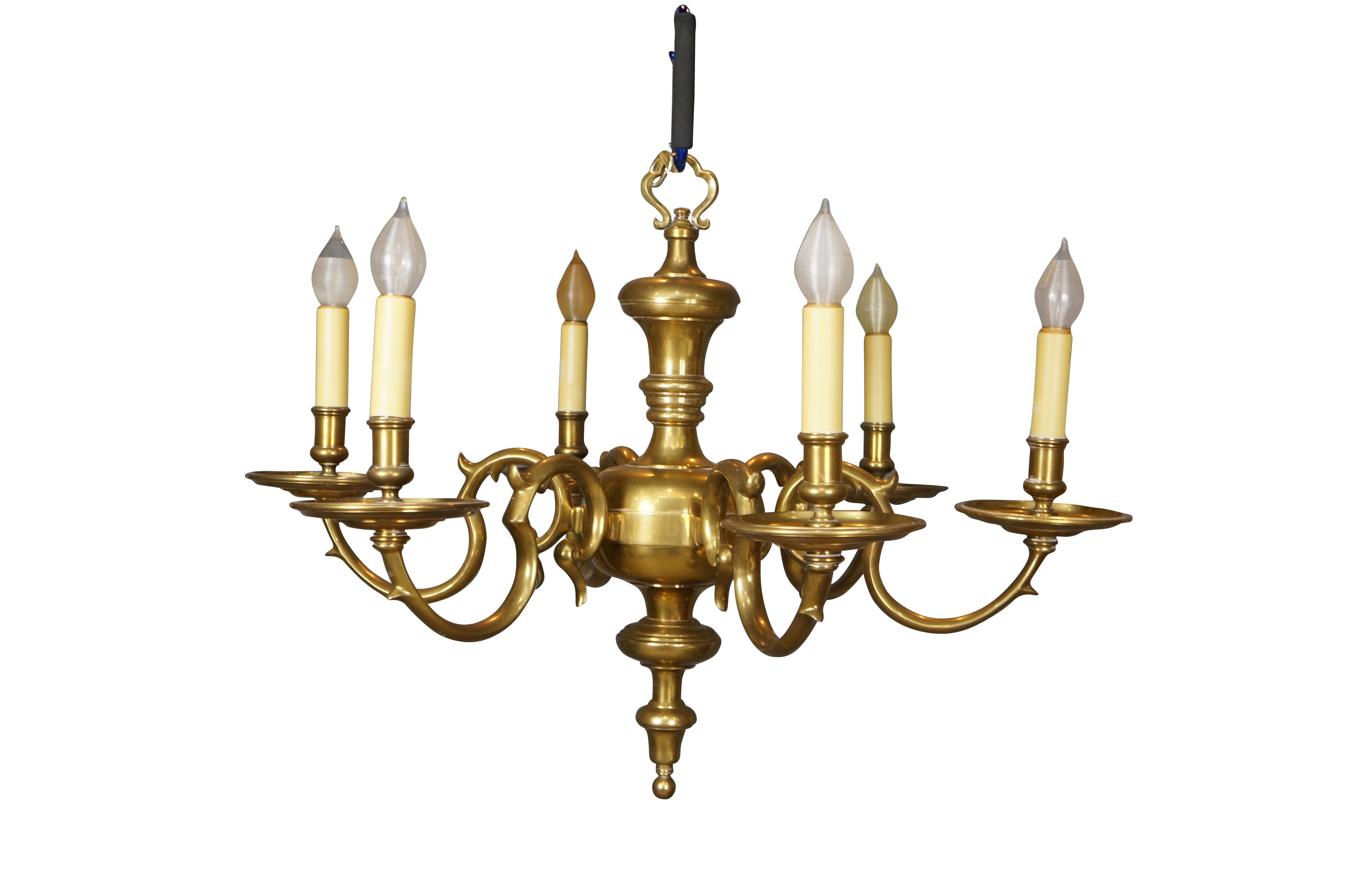 Gran candelabro de latón vintage Chapman de seis brazos de imitación de candelabro colonial de 36 clásico estadounidense en venta