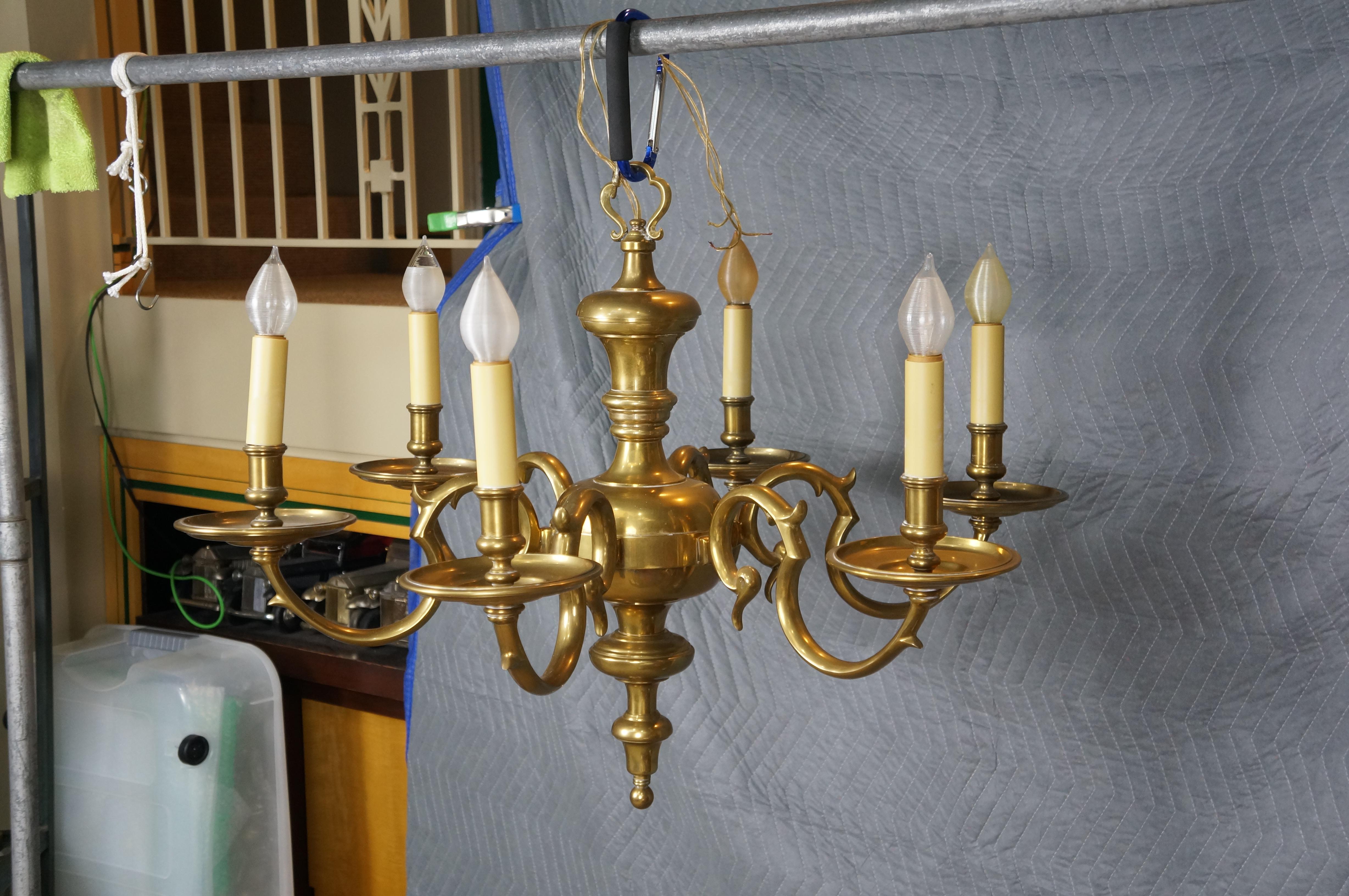 Gran candelabro de latón vintage Chapman de seis brazos de imitación de candelabro colonial de 36 Estadounidense en venta