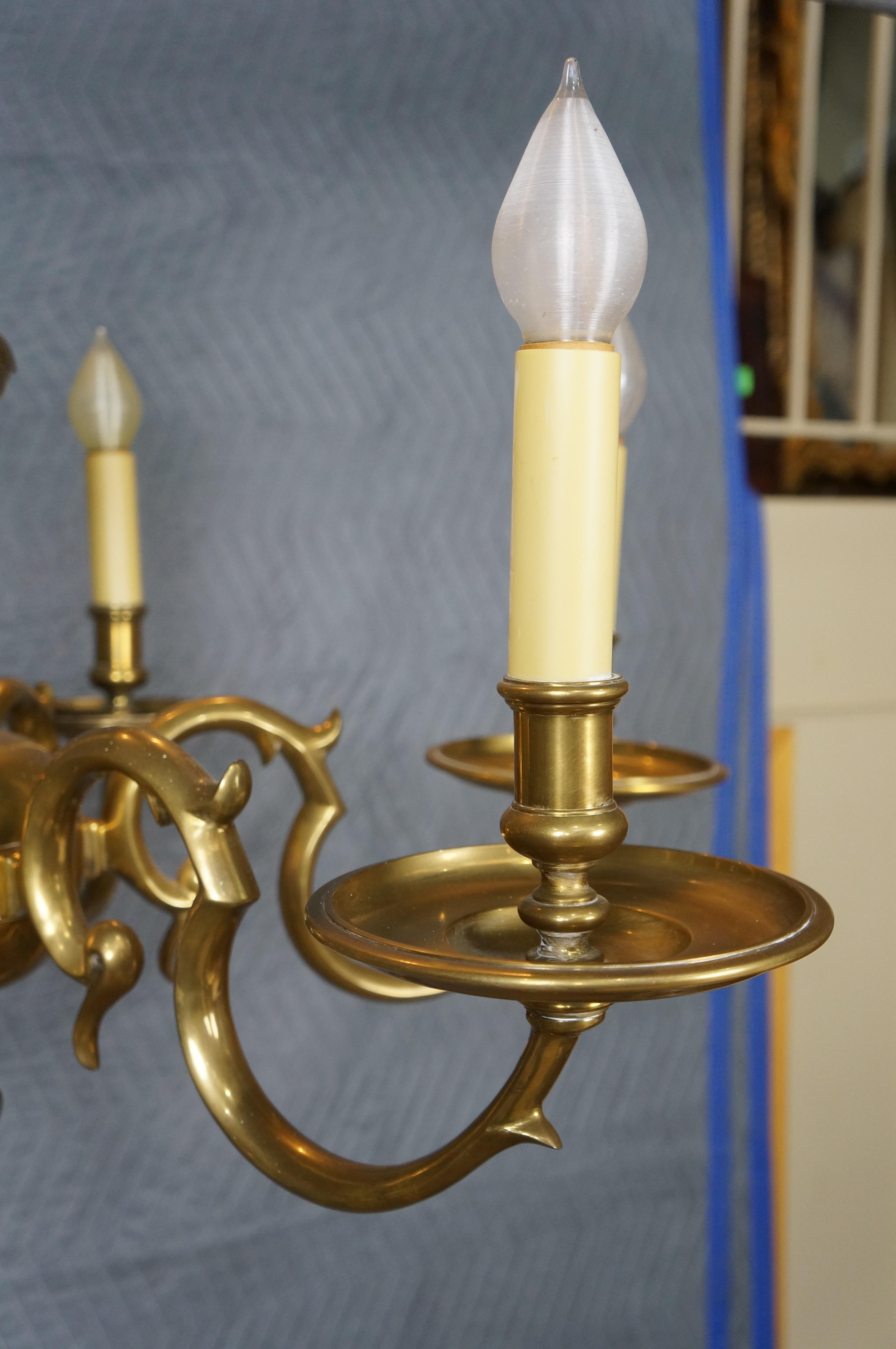 Gran candelabro de latón vintage Chapman de seis brazos de imitación de candelabro colonial de 36 finales del siglo XX en venta