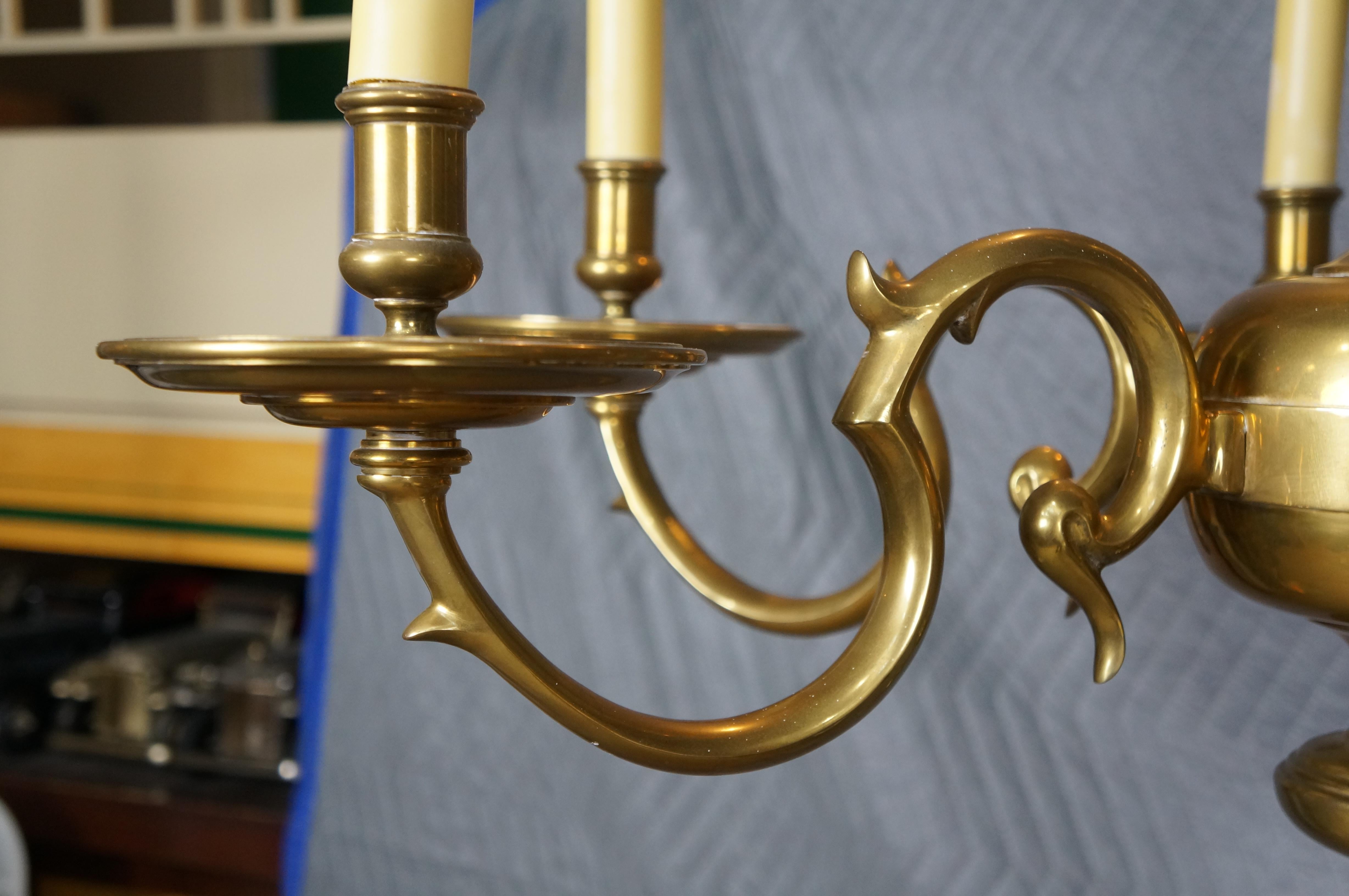 Gran candelabro de latón vintage Chapman de seis brazos de imitación de candelabro colonial de 36 Latón en venta