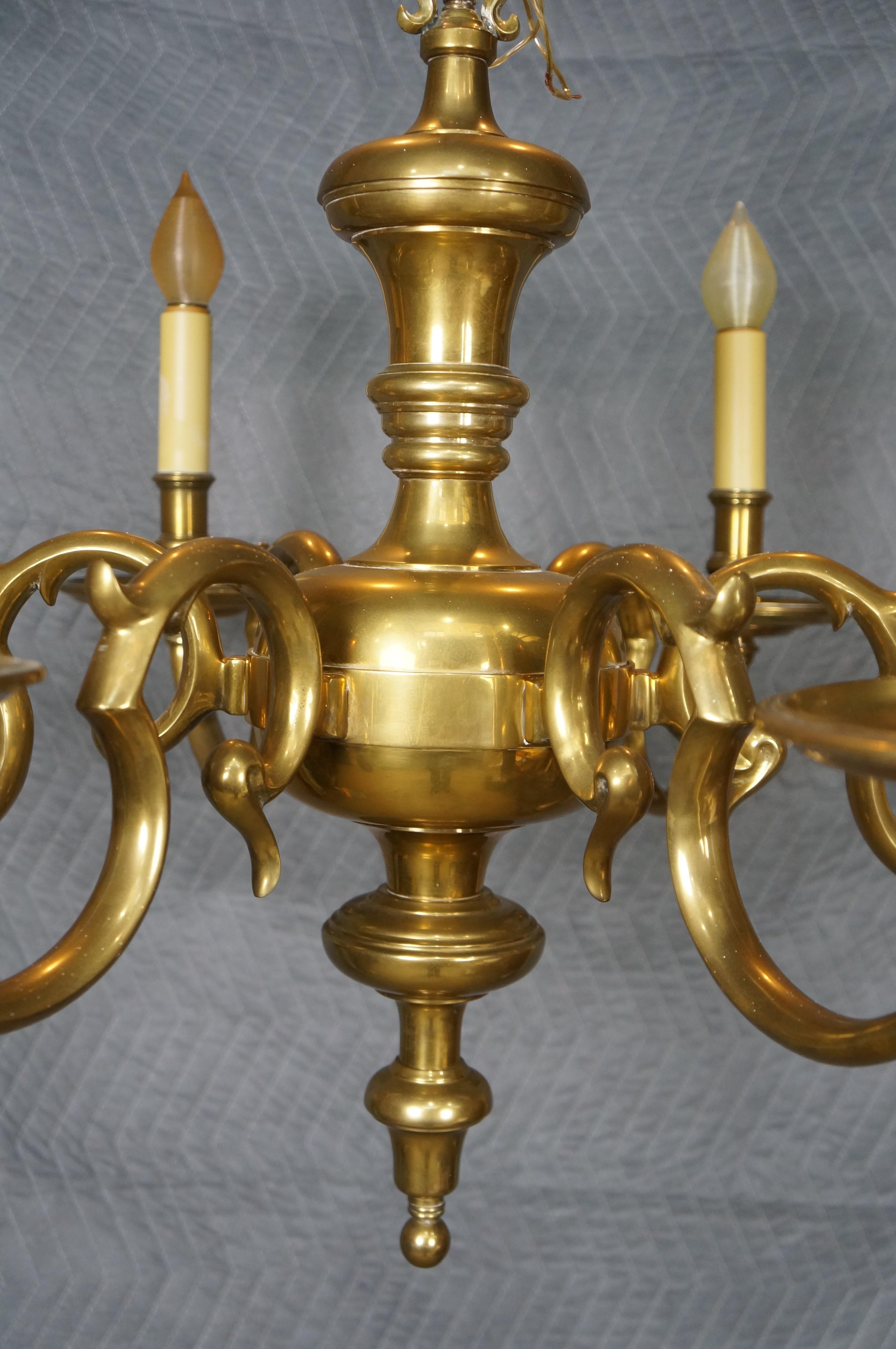 Gran candelabro de latón vintage Chapman de seis brazos de imitación de candelabro colonial de 36 en venta 1