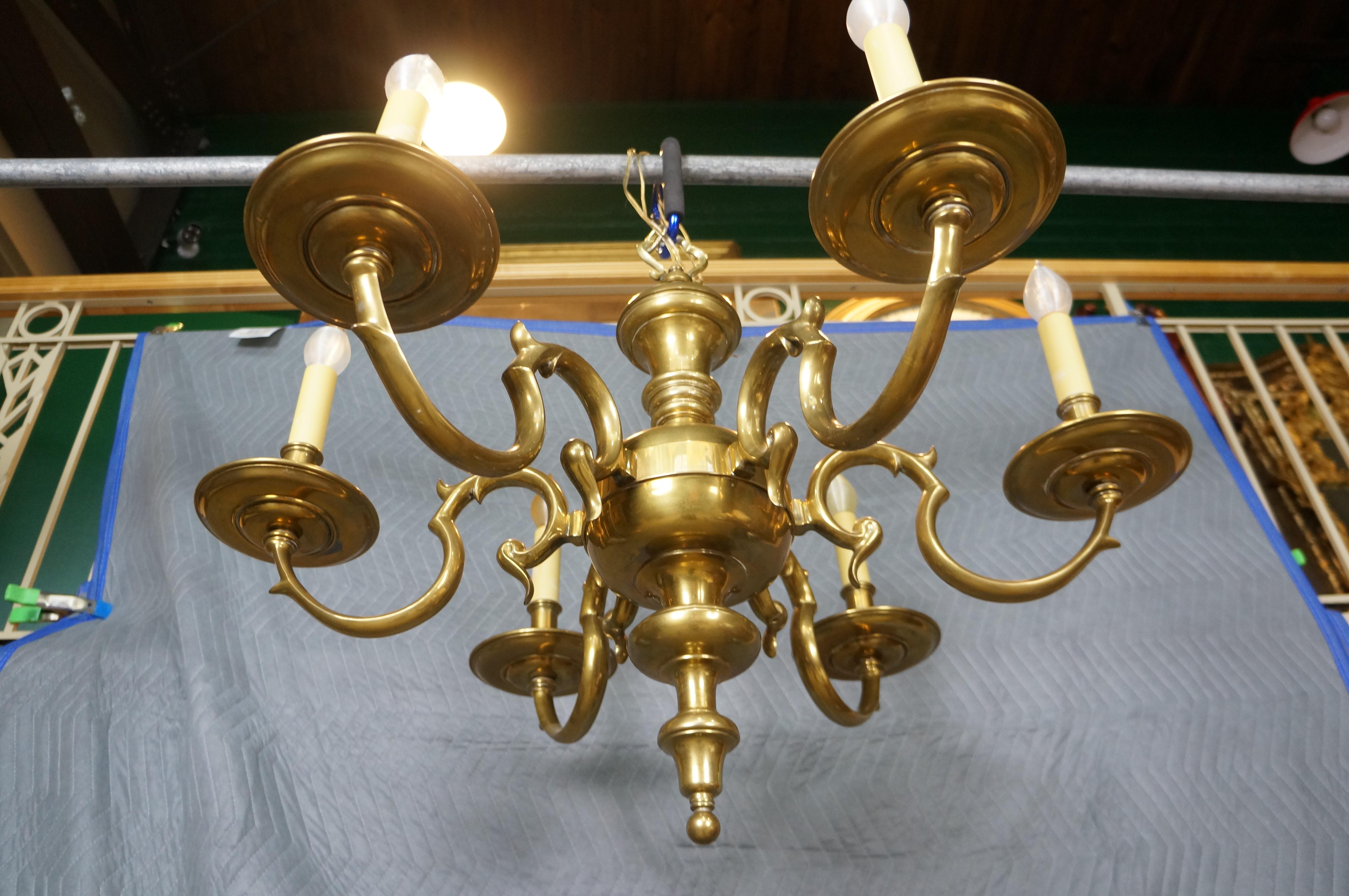 Gran candelabro de latón vintage Chapman de seis brazos de imitación de candelabro colonial de 36 en venta 2