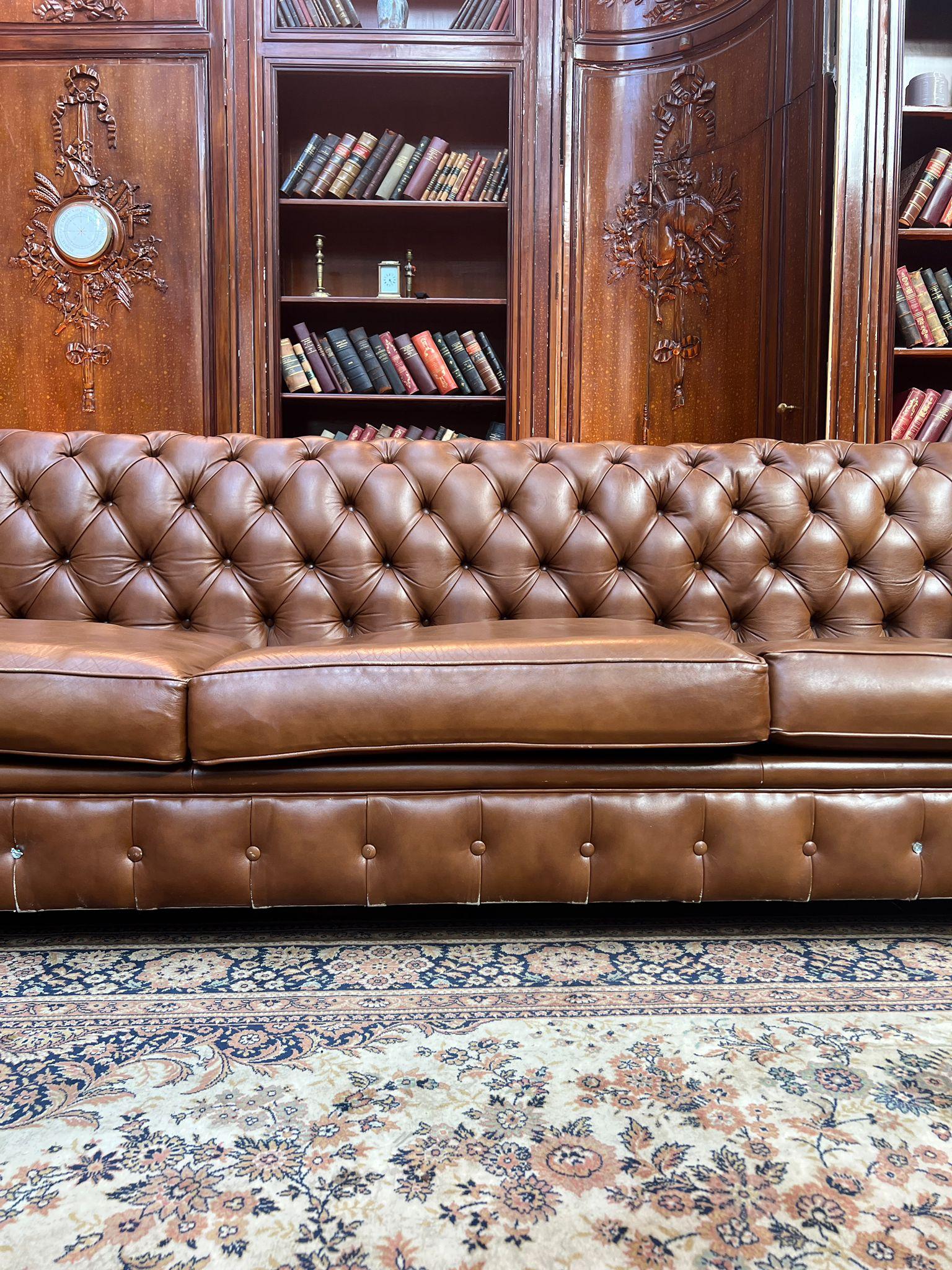 Großes Vintage Chesterfield Sofa, Cognac Leder, Ende 20. im Angebot 7