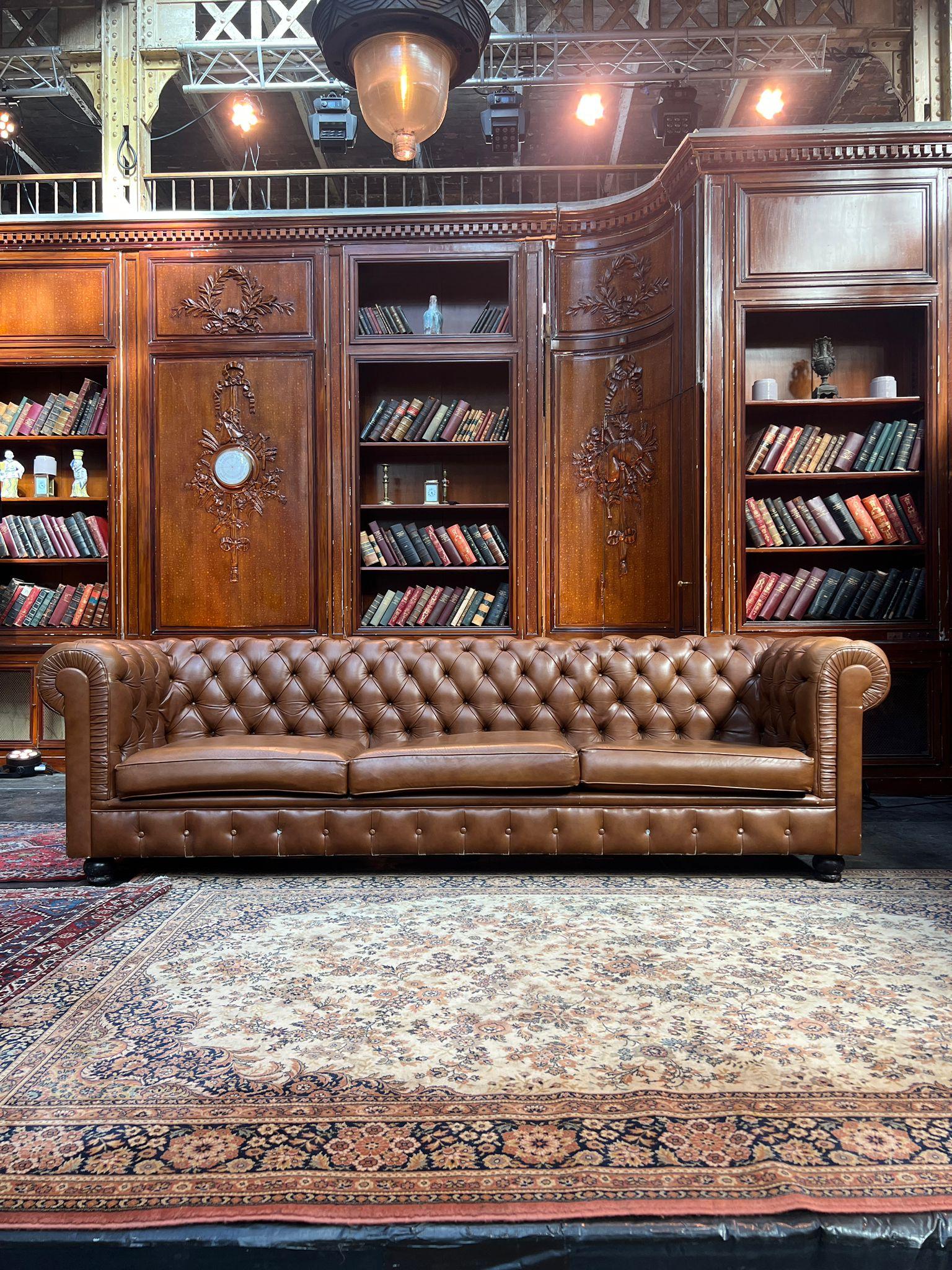 Großes Vintage Chesterfield Sofa, Cognac Leder, Ende 20. im Zustand „Gut“ im Angebot in TOURCOING, FR